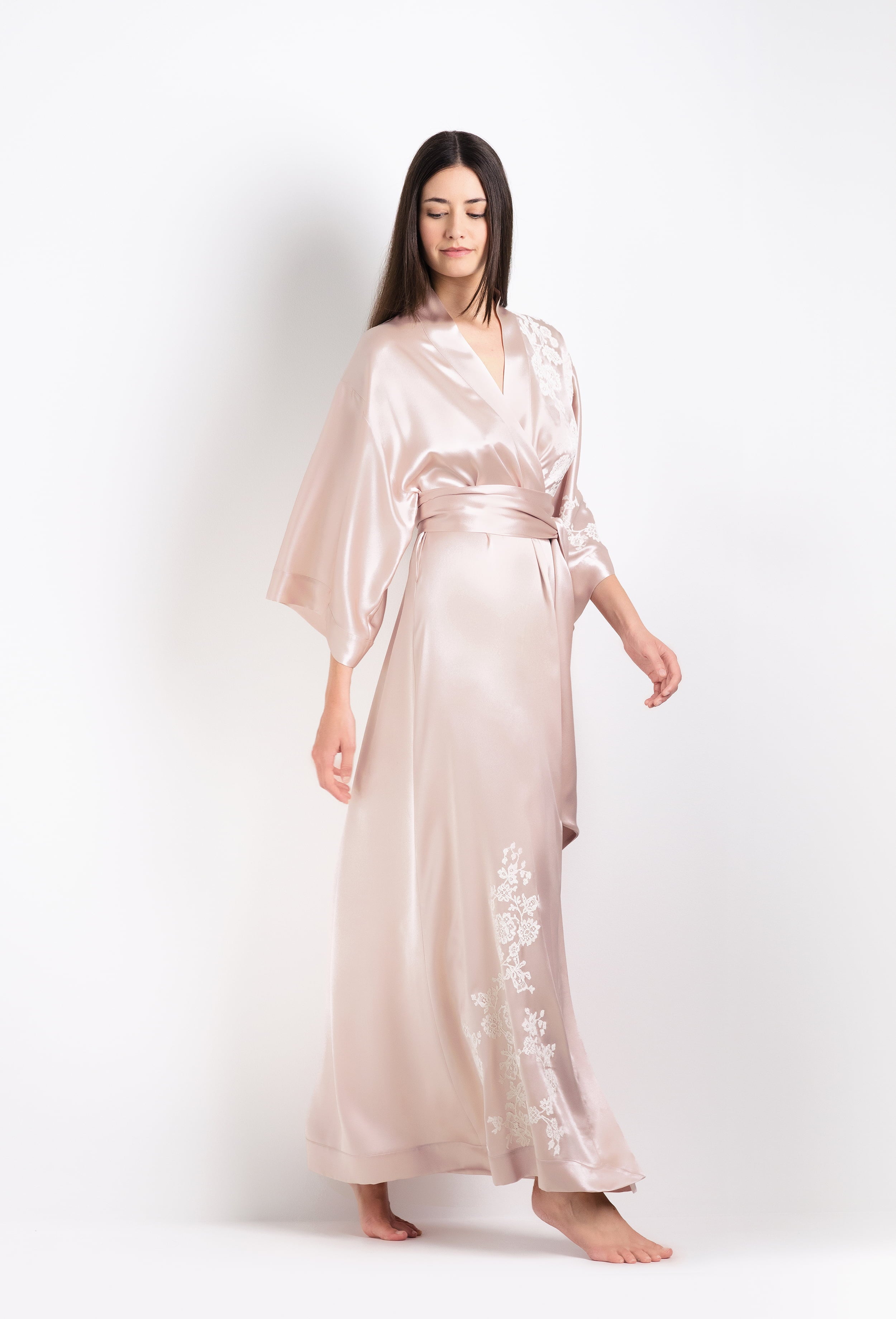 Be seduced by Carine Gilson most beautiful silk collection with this long kimono classic sleeves in silverpink silk  with natural lace