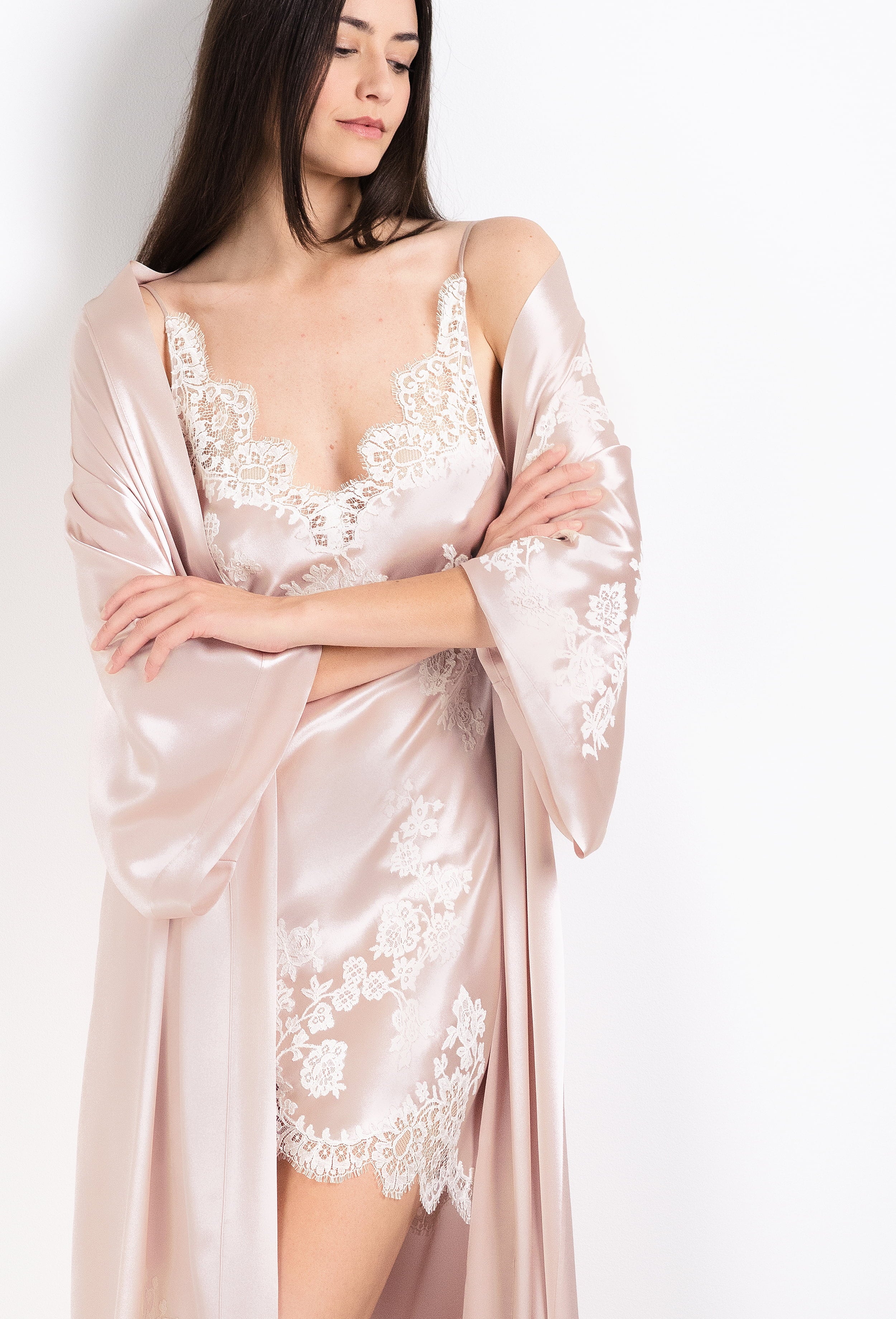Be seduced by Carine Gilson most beautiful silk collection with this long kimono classic sleeves in silverpink silk  with natural lace