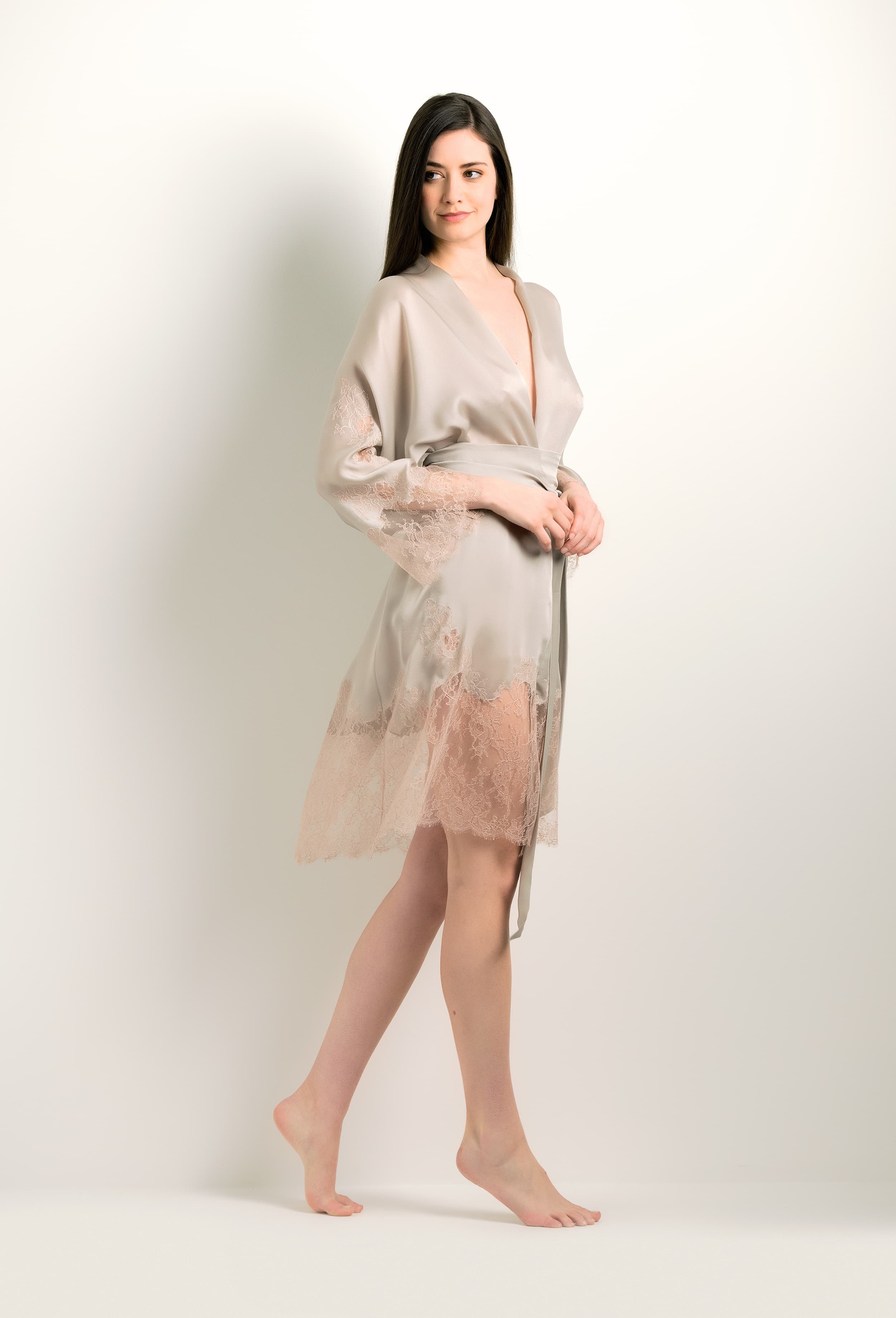 Discover the 2024 winter collection of lingerie couture from the house Carine Gilson with this Kimono Raglan Style in Peal grey Silk with pink rose lace