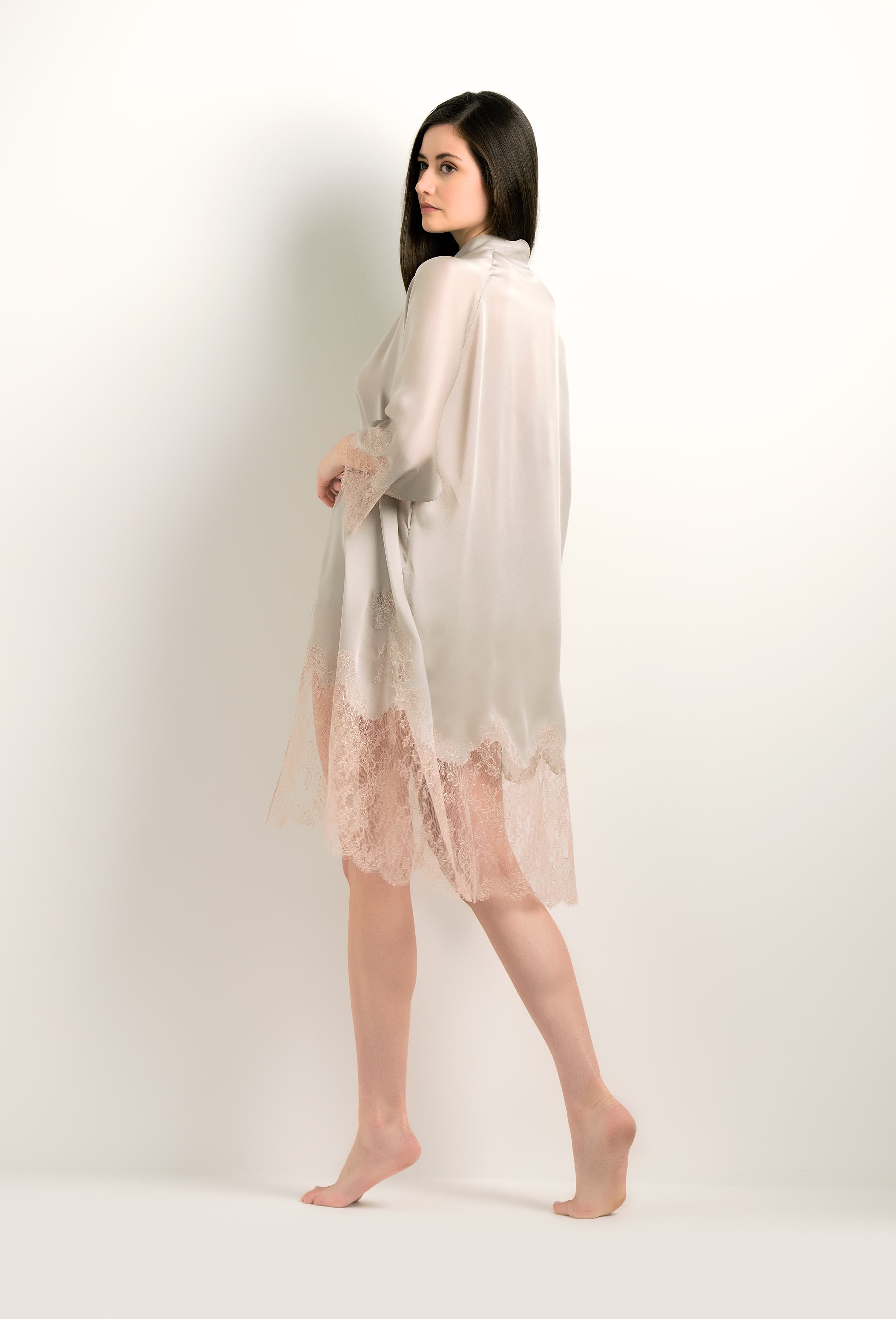 Discover the 2024 winter collection of lingerie couture from the house Carine Gilson with this Kimono Raglan Style in Peal grey Silk with pink rose lace