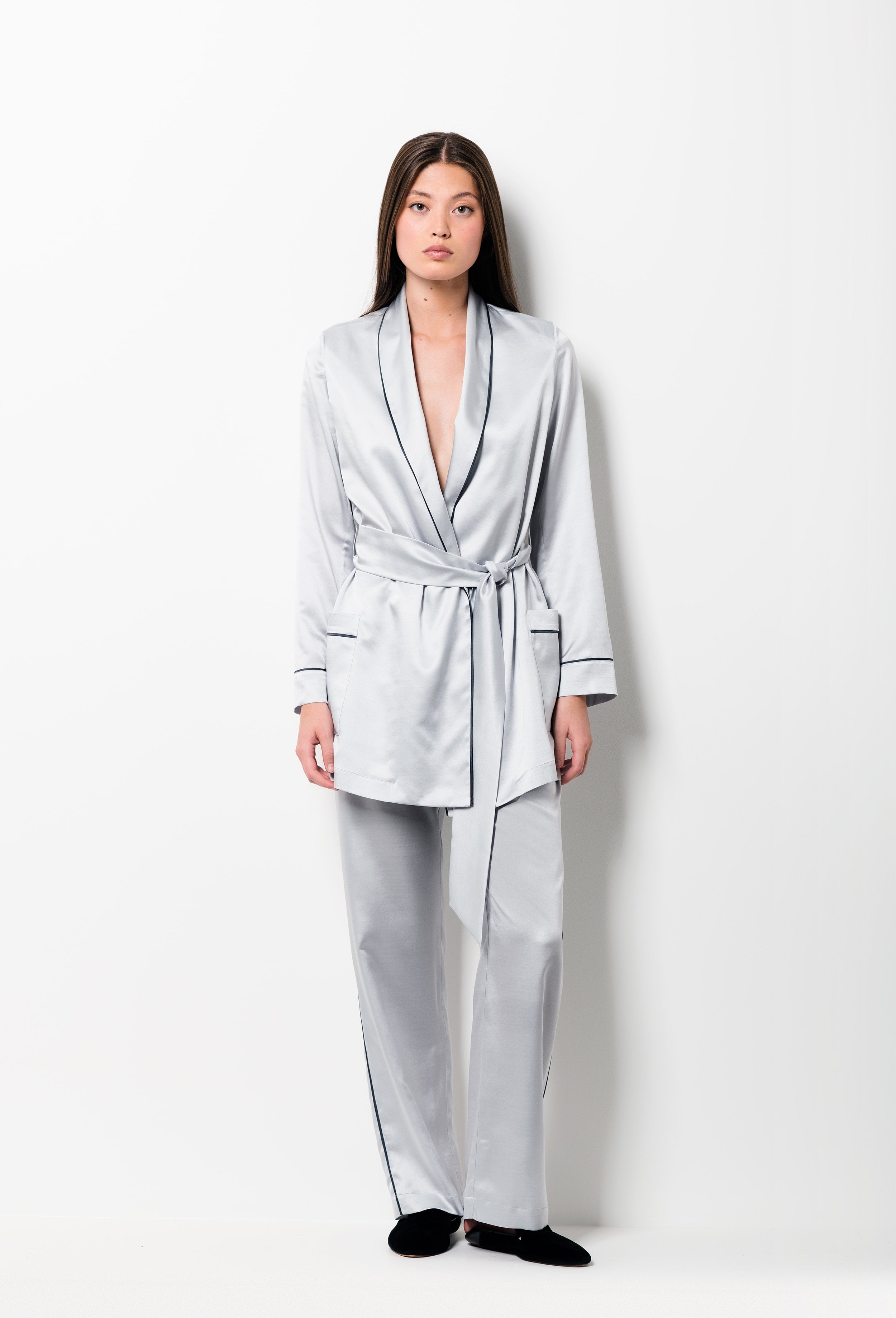 Discover the unique craftmanship of the belgian designer Carine Gilson in her atelier for the Winter 2026-27 collection with this Classic Pants in Silver grey with contrast details