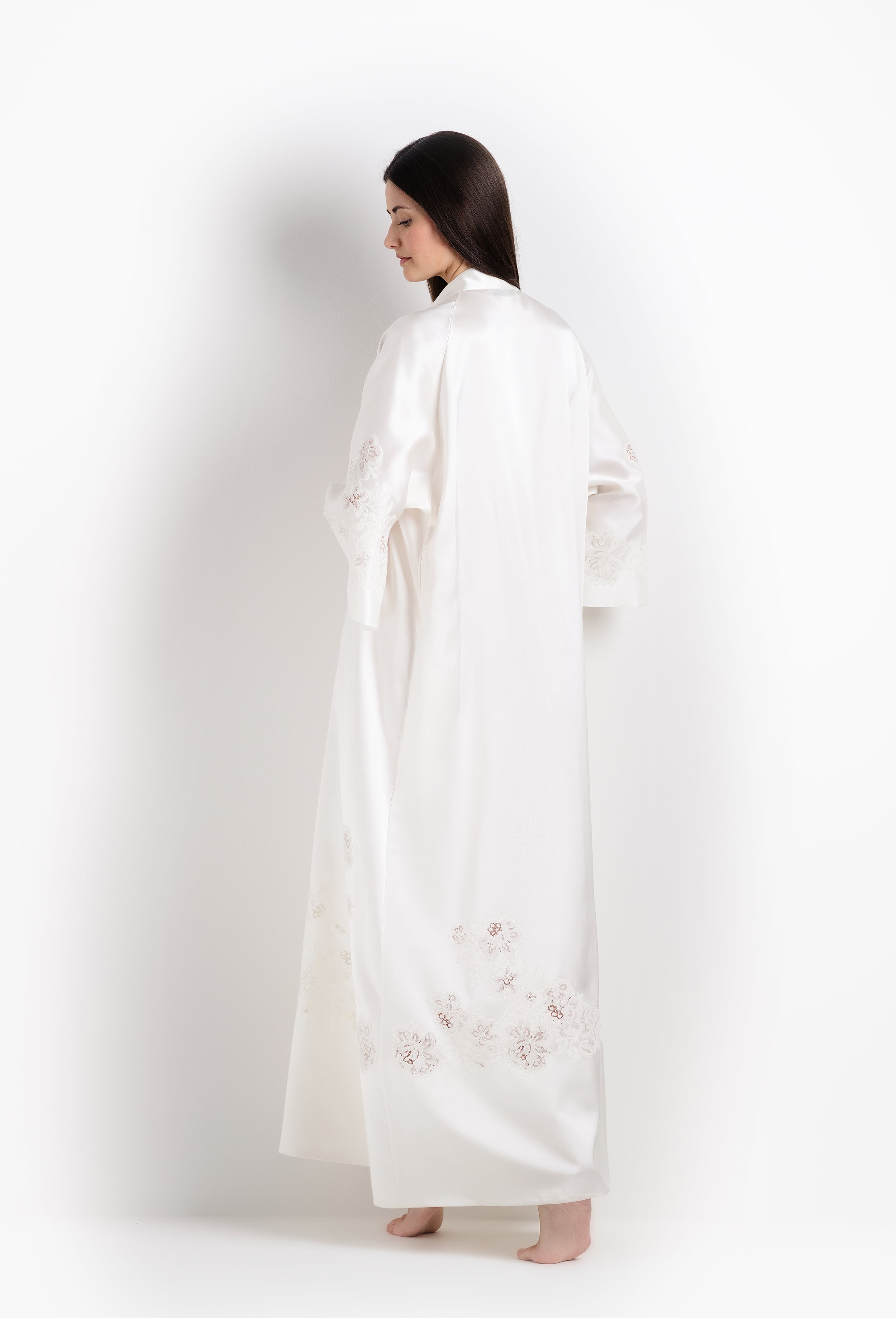 The 2026 Cruise collection from the house Carine Gilson - The most beautiful silk loungewear to be discovered with this long kimono in natural silk  with natural lace