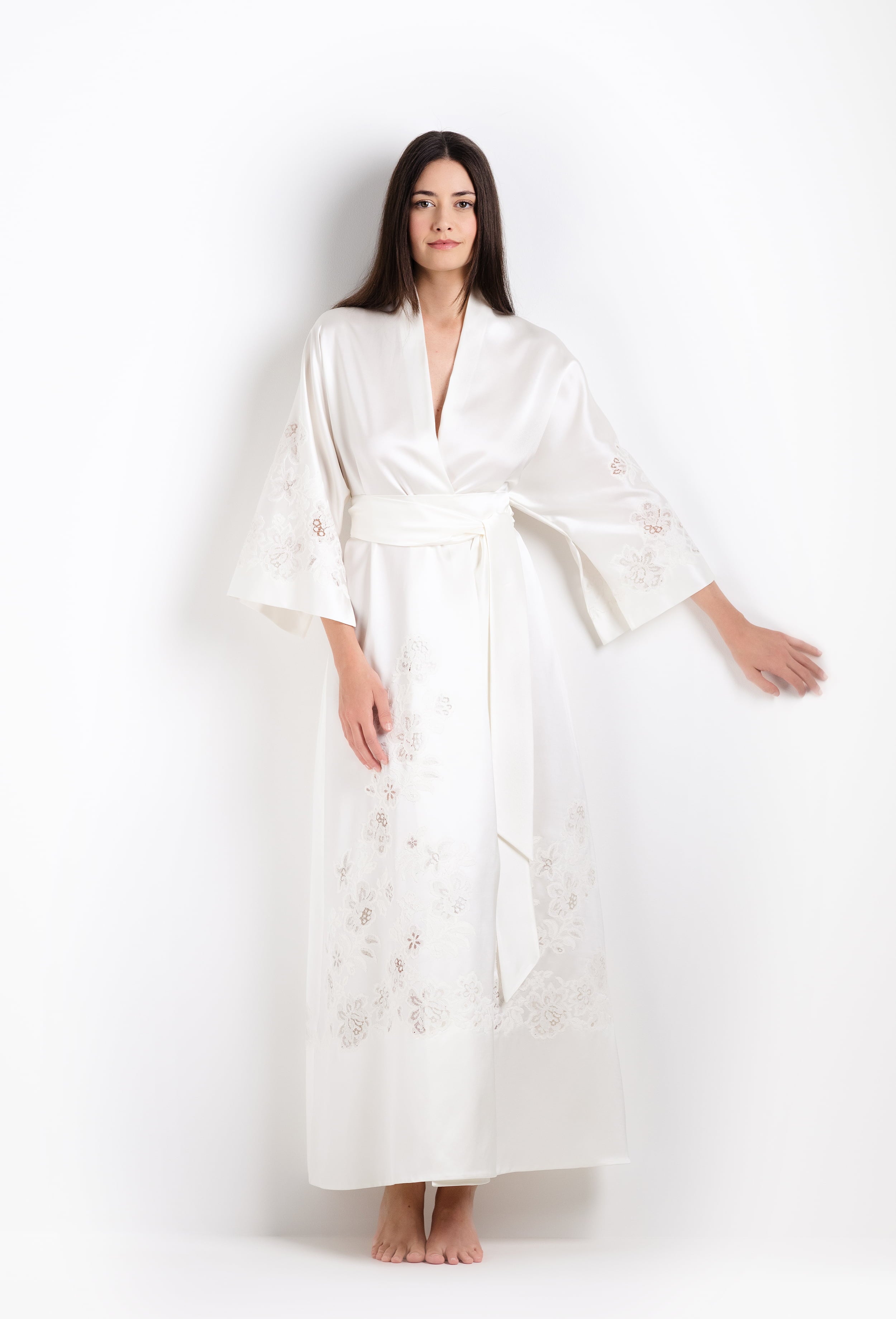 The 2026 Cruise collection from the house Carine Gilson - The most beautiful silk loungewear to be discovered with this long kimono in natural silk  with natural lace