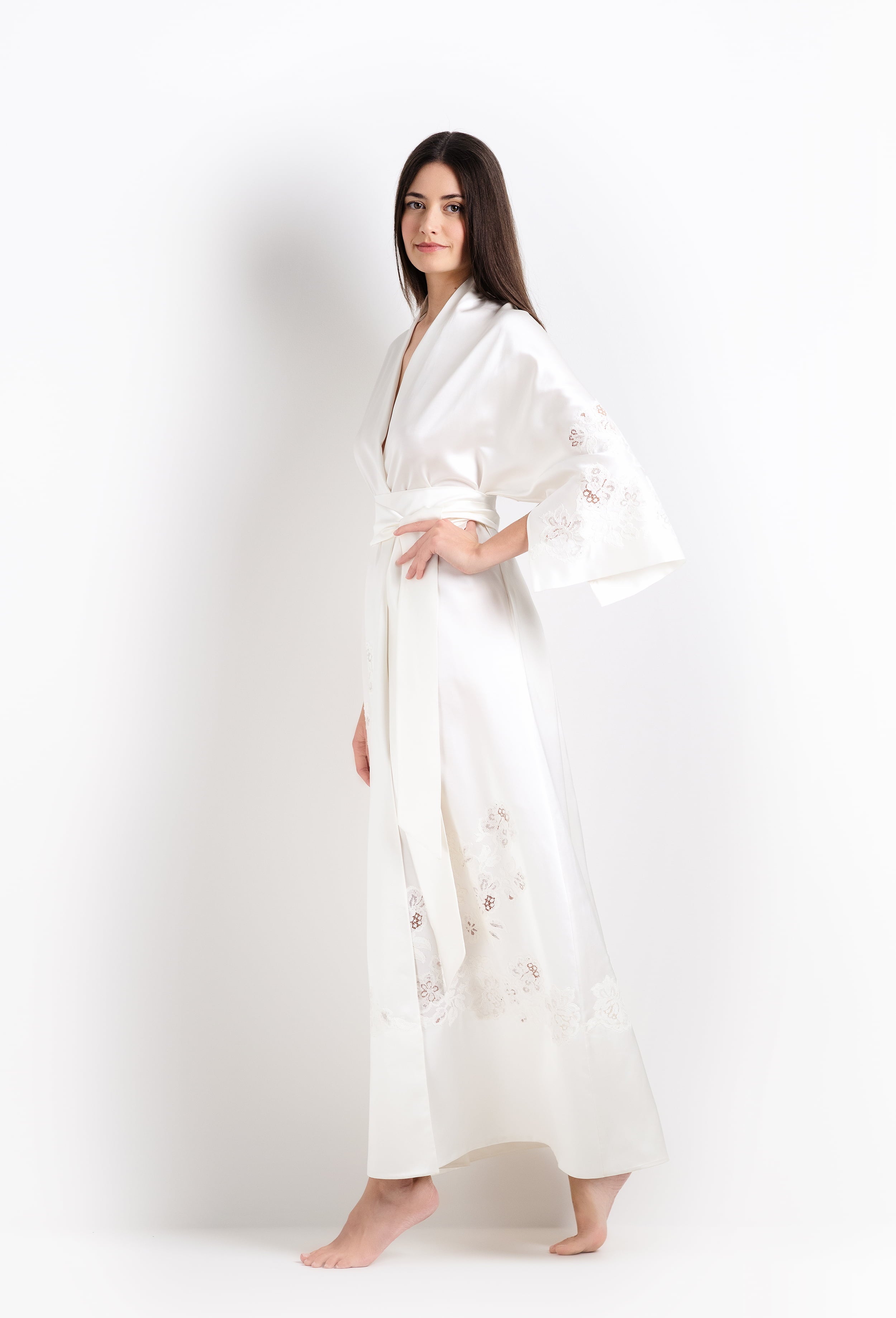 The 2026 Cruise collection from the house Carine Gilson - The most beautiful silk loungewear to be discovered with this long kimono in natural silk  with natural lace