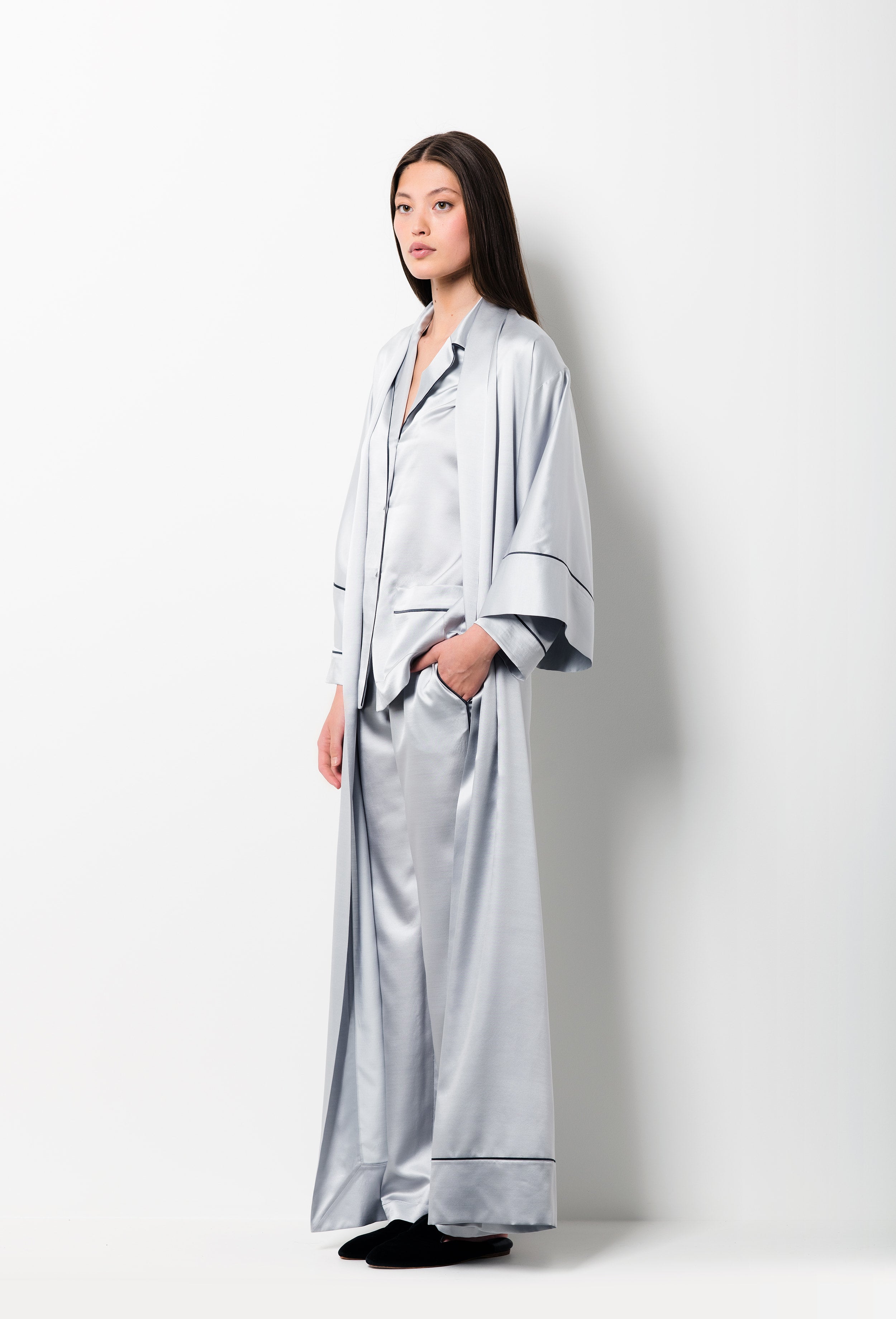 The Winter 2026-27 collection from the house Carine Gilson - The most beautiful couture loungewear to be discovered with this long kimono classic sleeves in Silver grey with contrast details