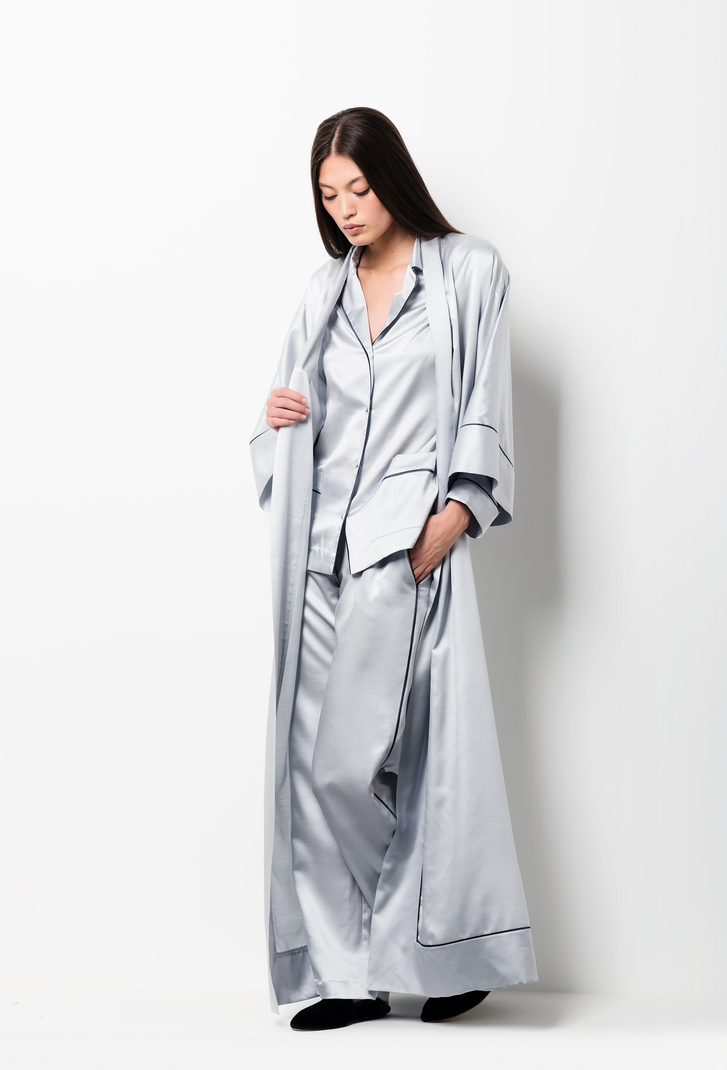 The Winter 2026-27 collection from the house Carine Gilson - The most beautiful couture loungewear to be discovered with this long kimono classic sleeves in Silver grey with contrast details