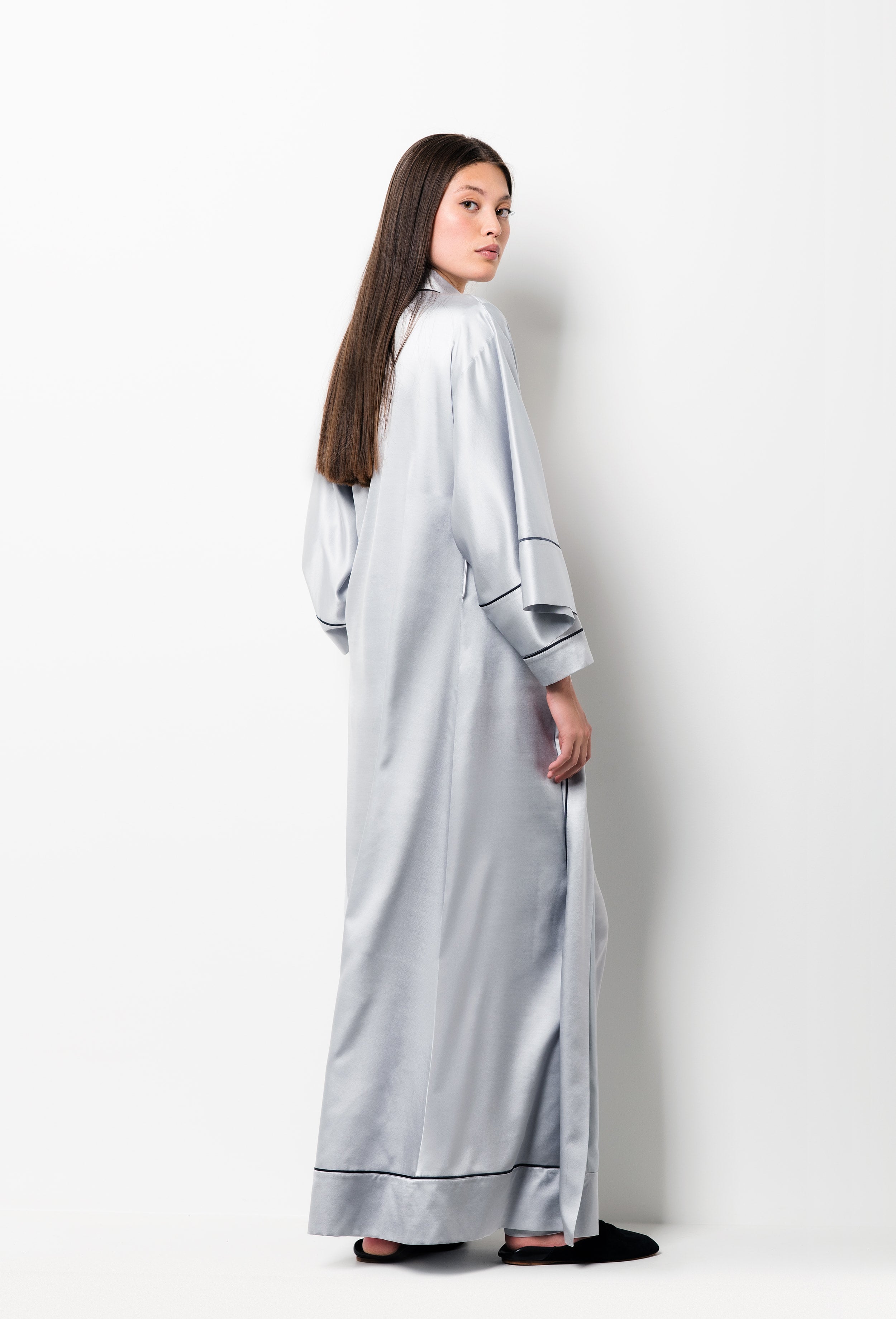 The Winter 2026-27 collection from the house Carine Gilson - The most beautiful couture loungewear to be discovered with this long kimono classic sleeves in Silver grey with contrast details