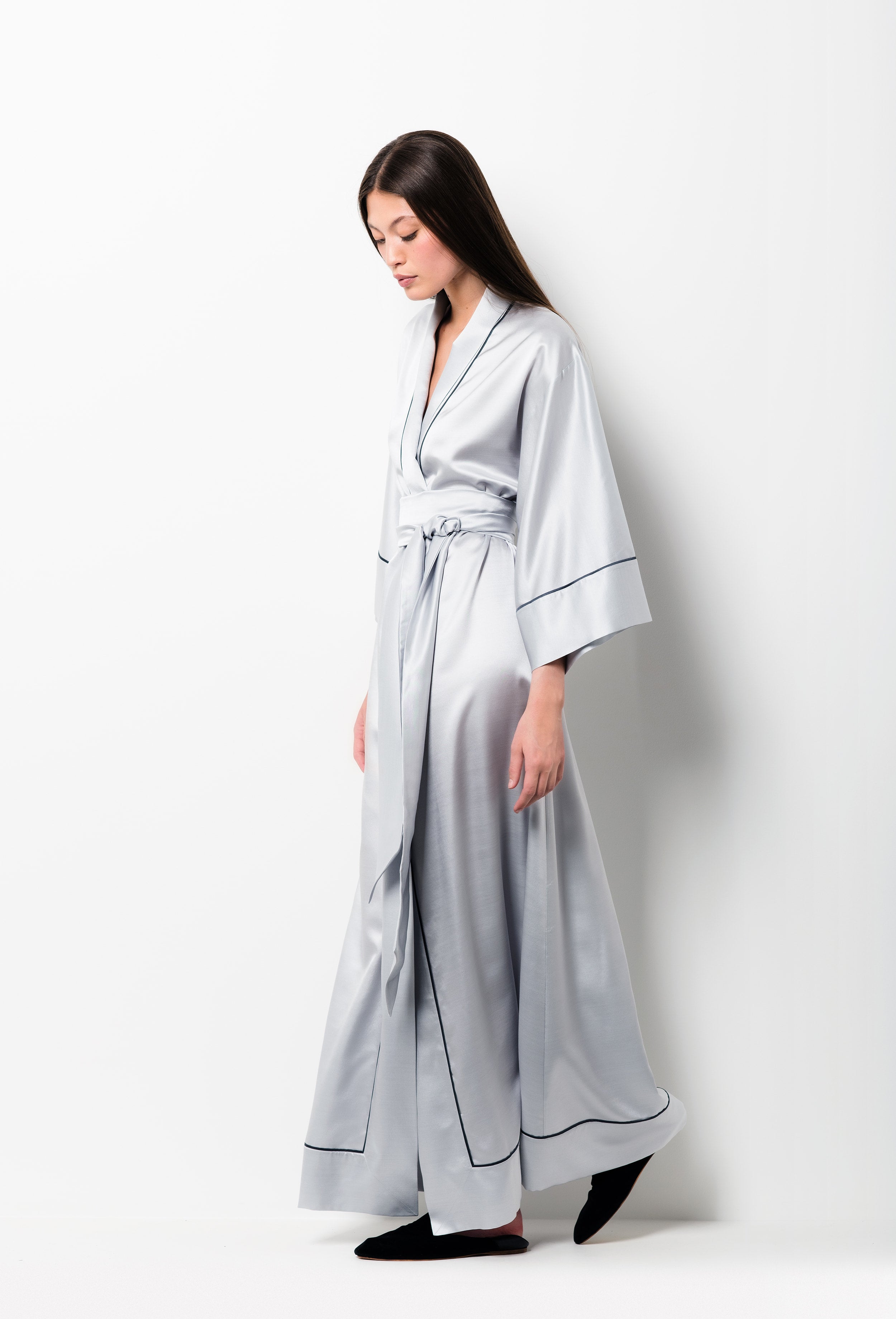 The Winter 2026-27 collection from the house Carine Gilson - The most beautiful couture loungewear to be discovered with this long kimono classic sleeves in Silver grey with contrast details