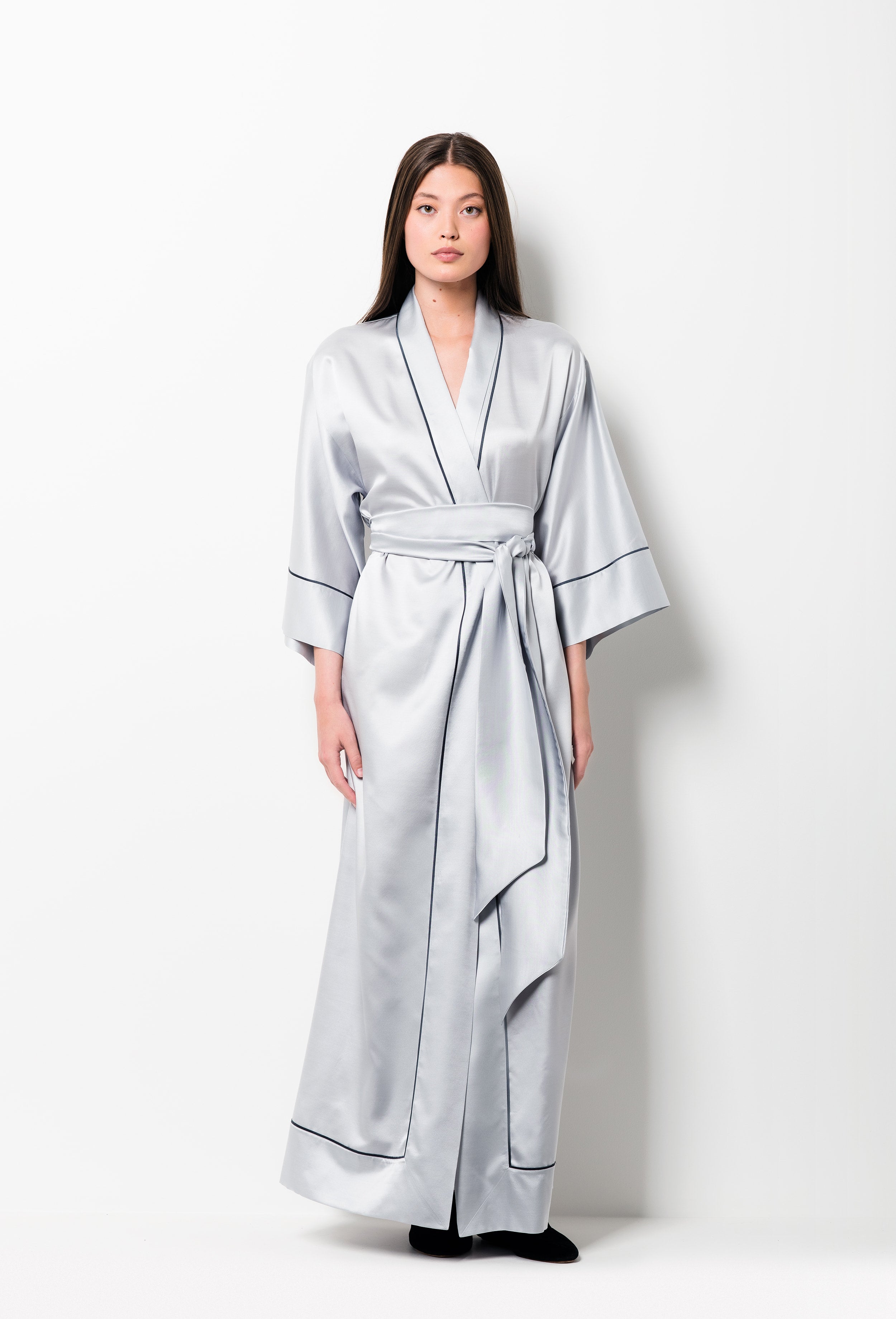 The Winter 2026-27 collection from the house Carine Gilson - The most beautiful couture loungewear to be discovered with this long kimono classic sleeves in Silver grey with contrast details