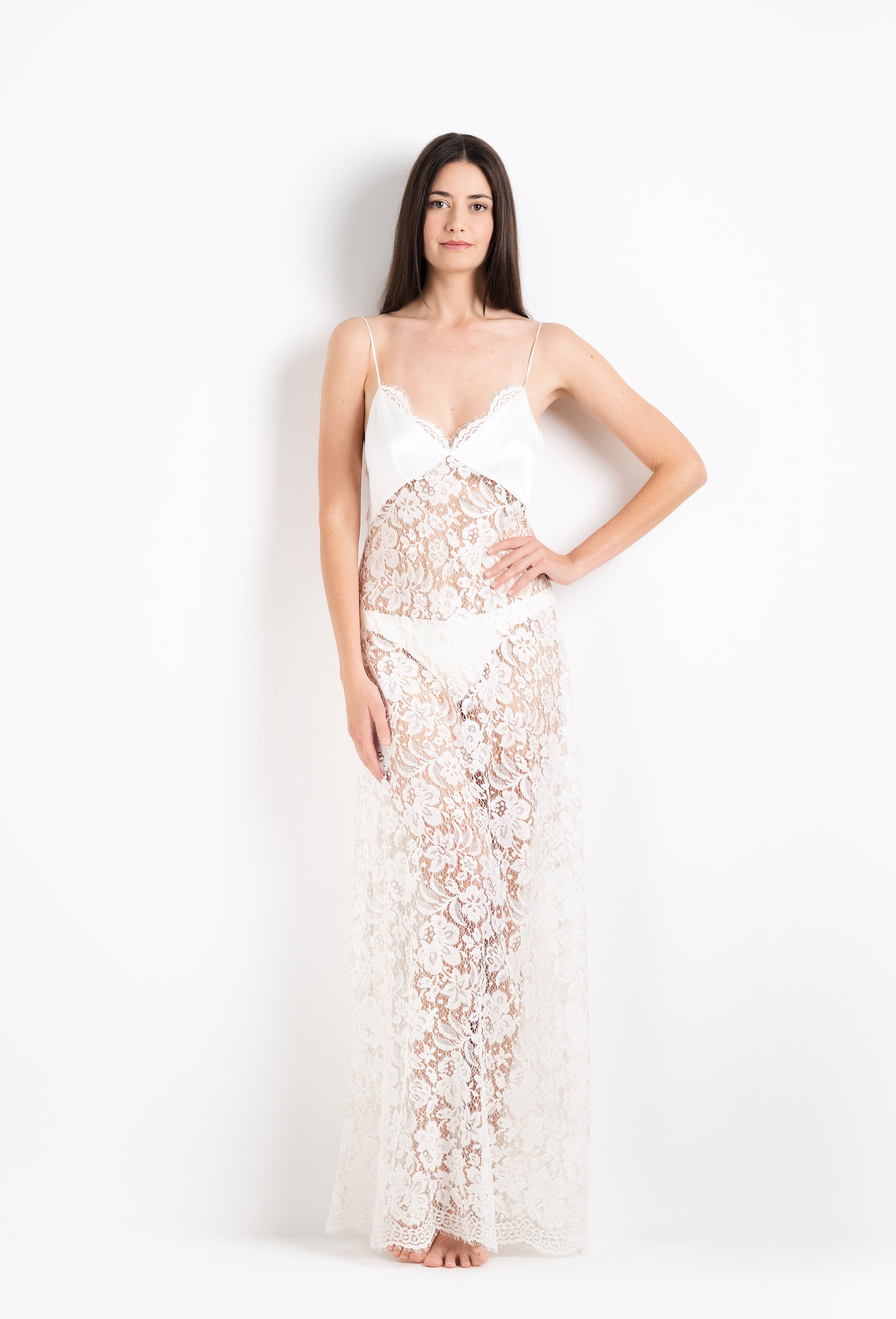 Enter Carine Gilson's world and the most beautiful silk collection with the 2026 Cruise collection with this long gown with cup in natural silk  with natural lace