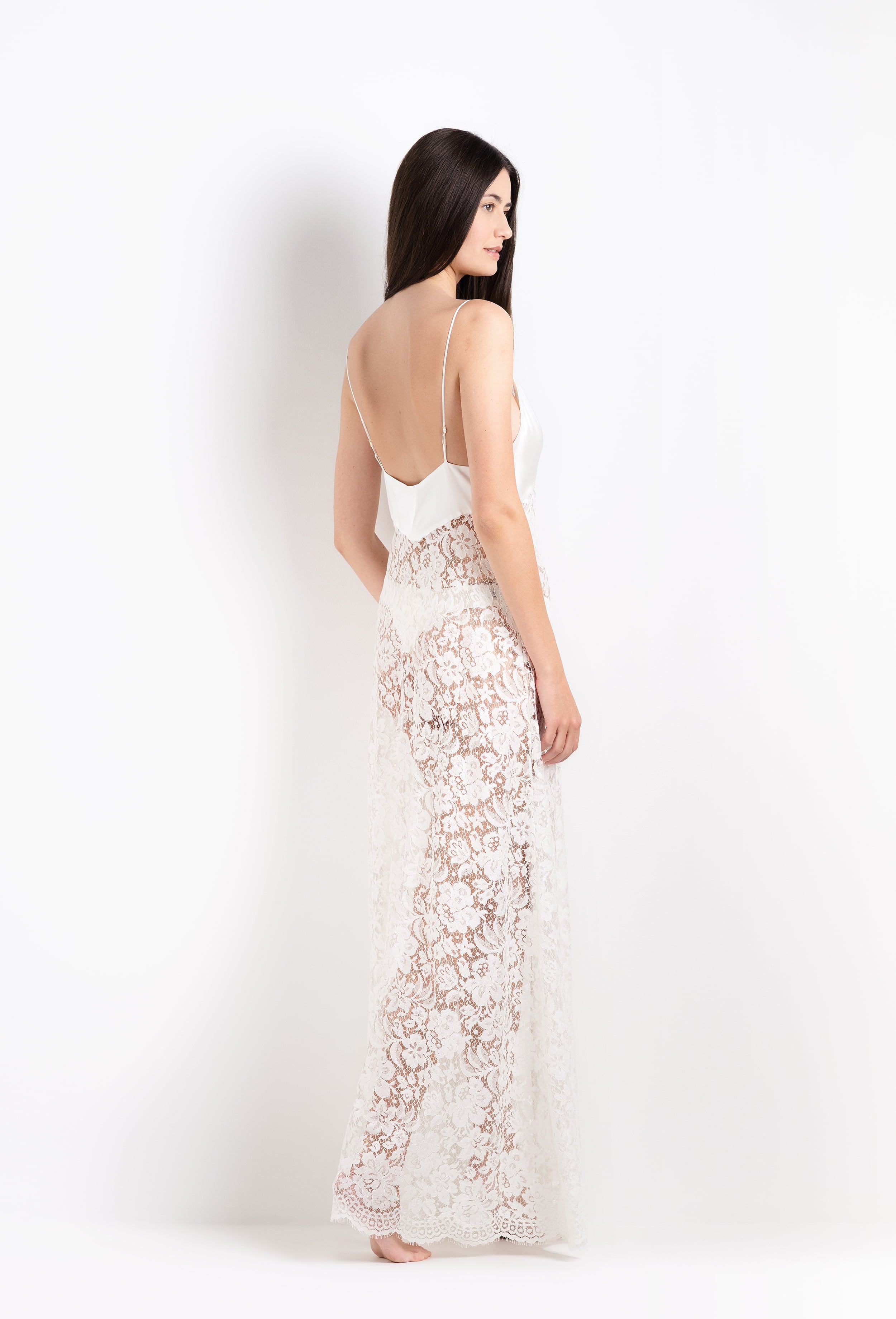 Enter Carine Gilson's world and the most beautiful silk collection with the 2026 Cruise collection with this long gown with cup in natural silk  with natural lace