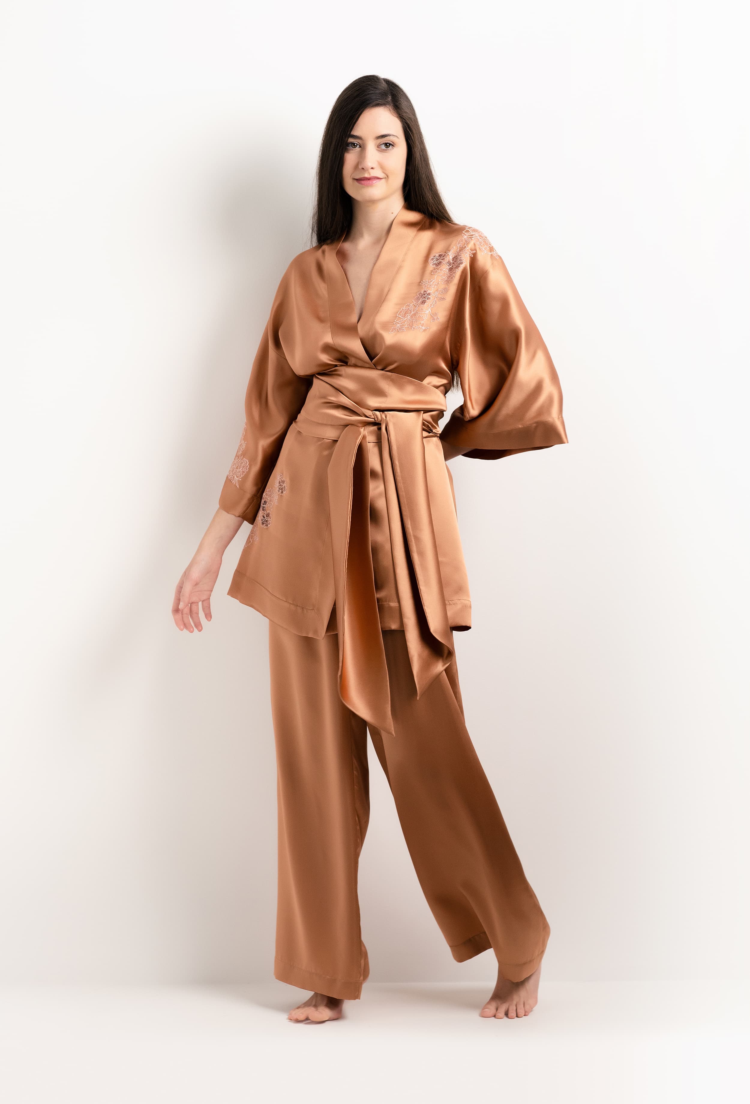 Enter Carine Gilson's world and the most beautiful silk lingerie with the 2025 Summer collection with this Short Kimono Classic Sleeves in Sahara tan Silk  with light rose lace