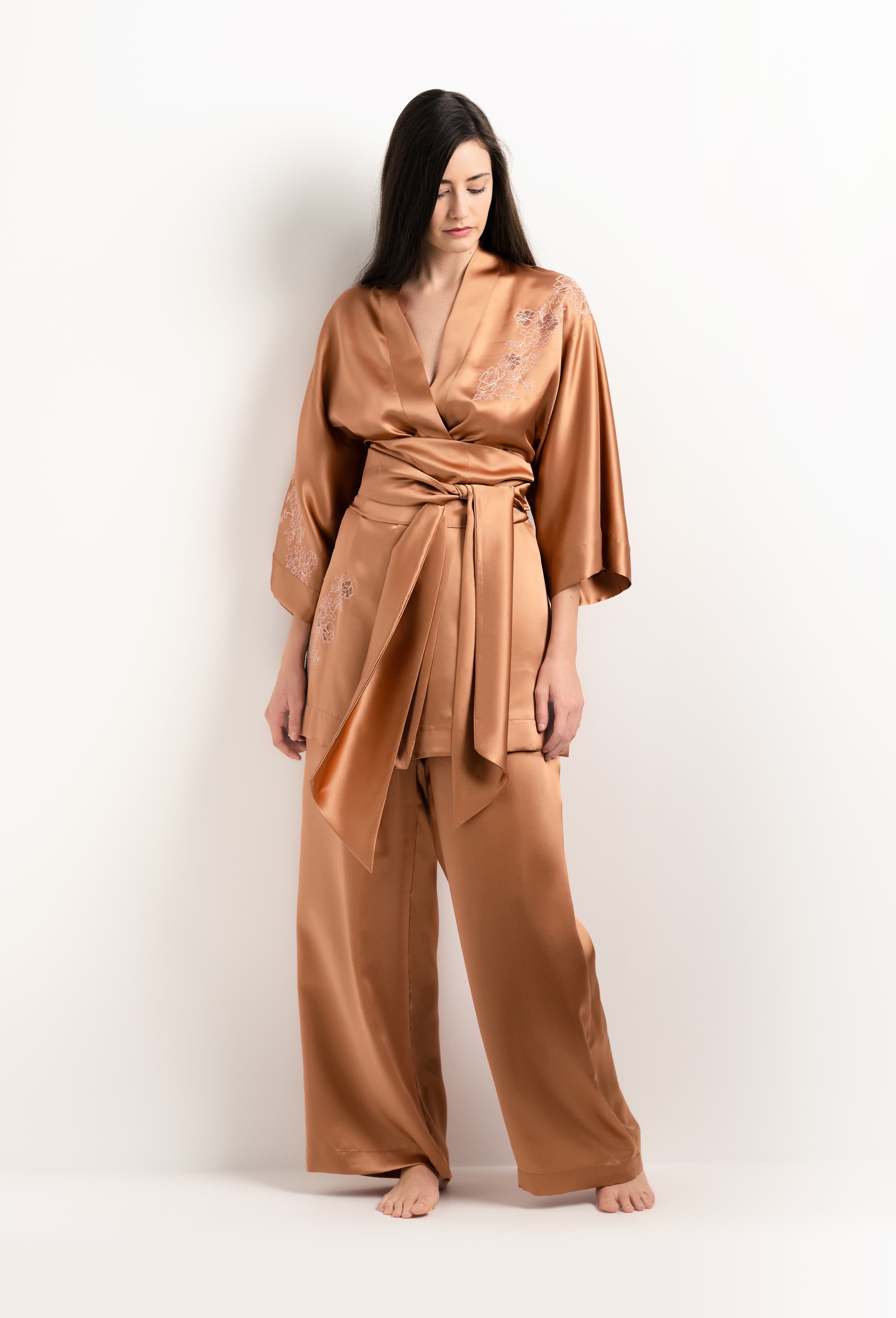 Enter Carine Gilson's world and the most beautiful silk lingerie with the 2025 Summer collection with this Short Kimono Classic Sleeves in Sahara tan Silk  with light rose lace