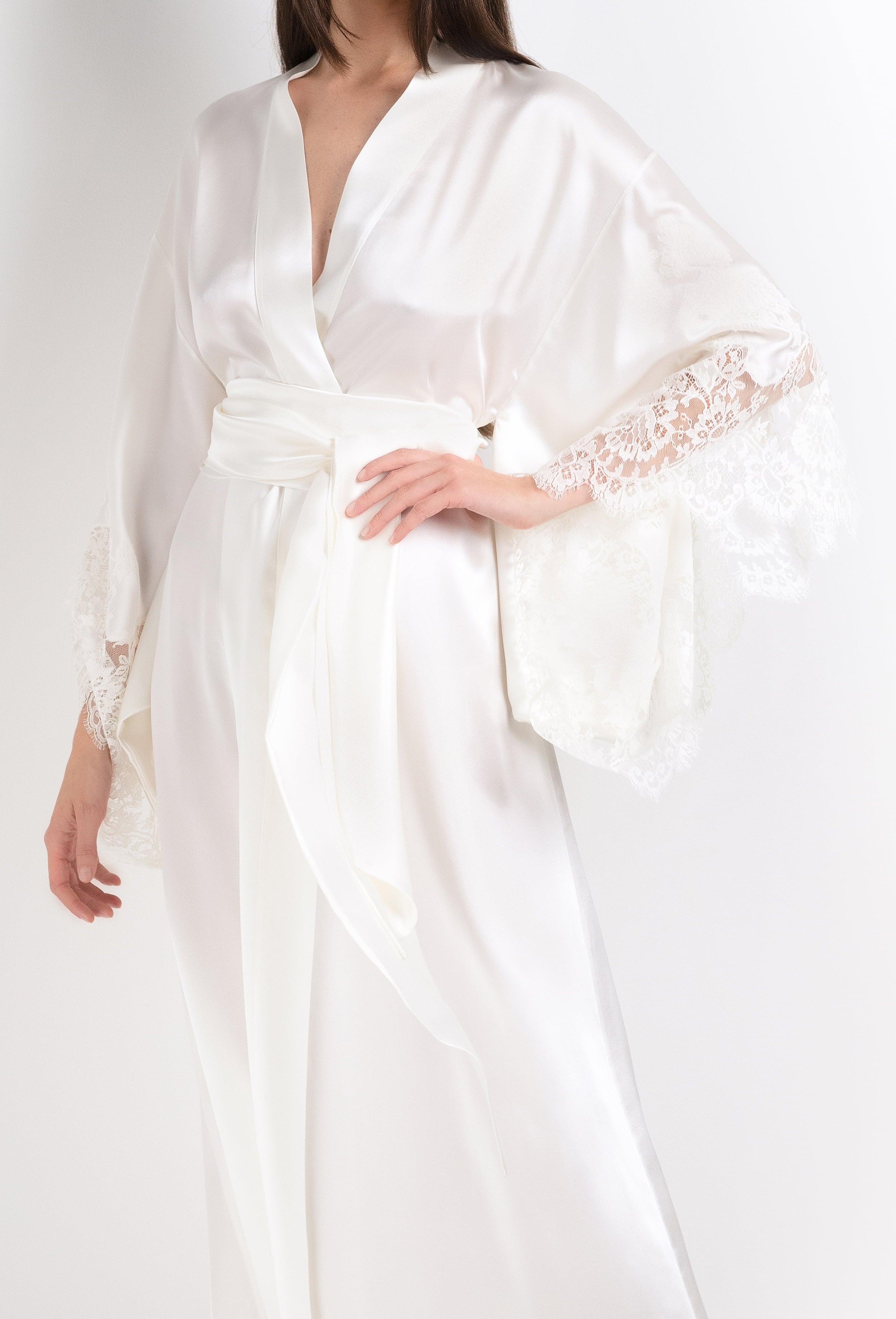 Discover the unique craftmanship of the belgian designer Carine Gilson in her atelier for the 2026 Cruise collection with this long kimono butterfly sleeves in natural silk  with natural lace