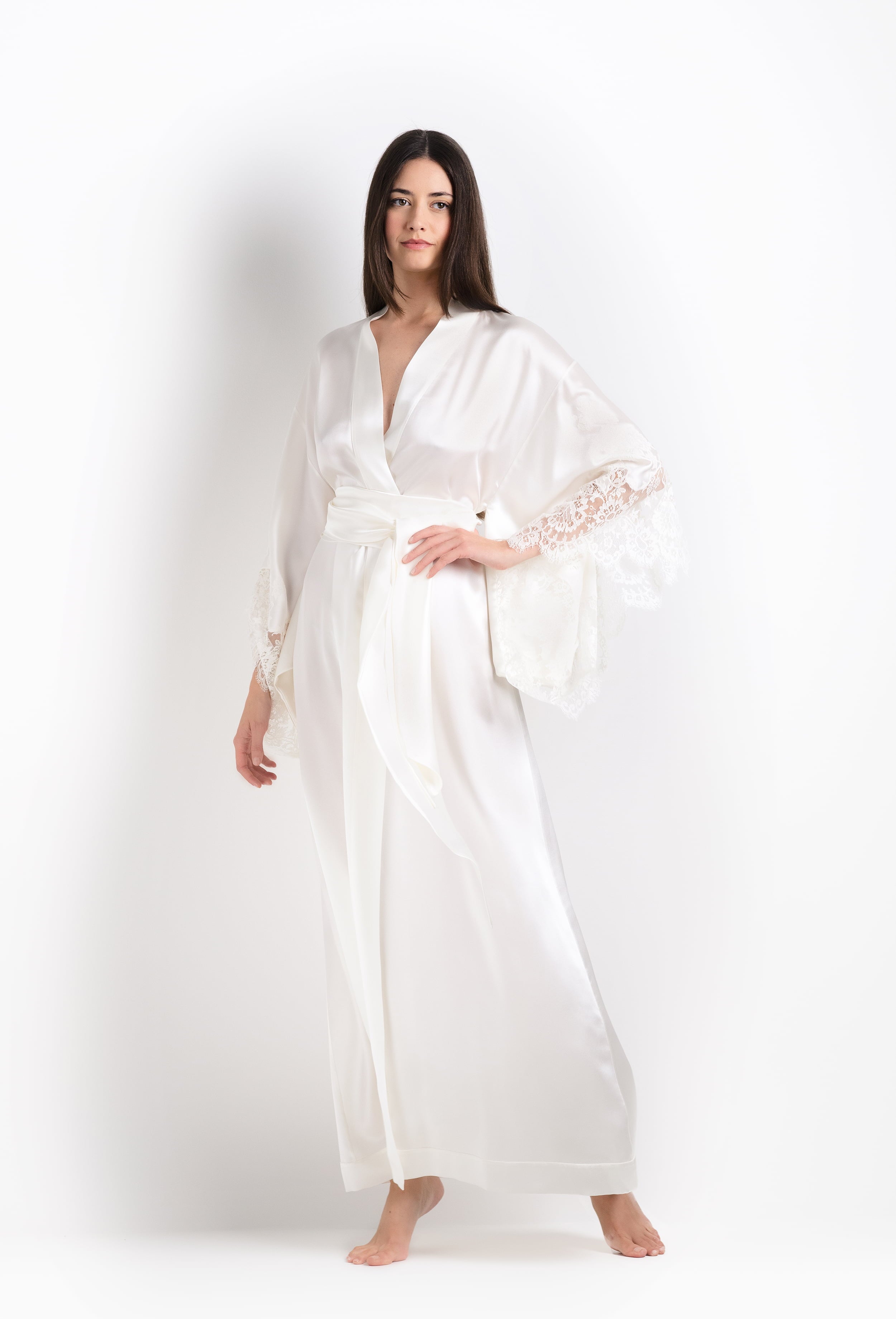 Discover the unique craftmanship of the belgian designer Carine Gilson in her atelier for the 2026 Cruise collection with this long kimono butterfly sleeves in natural silk  with natural lace