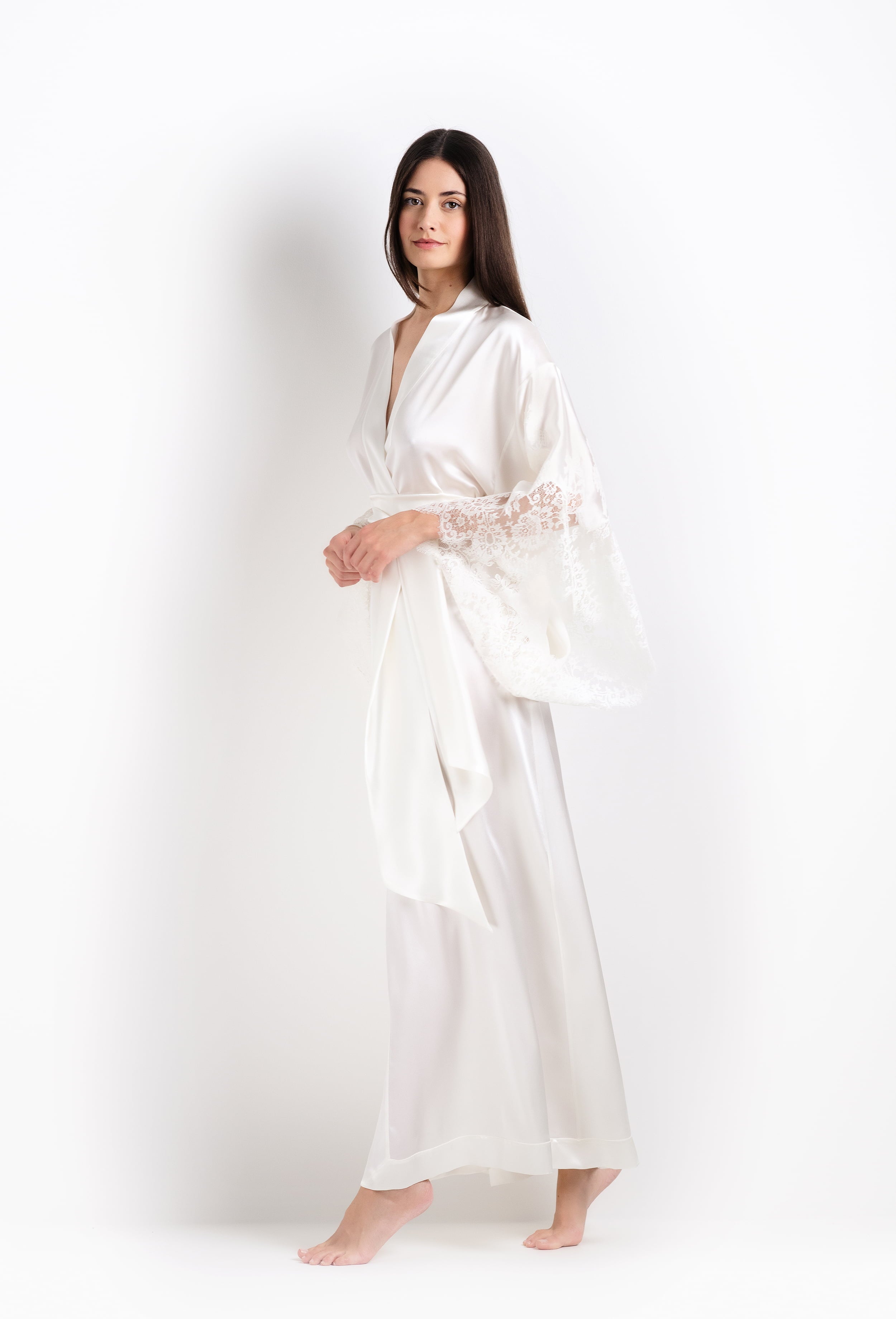 Discover the unique craftmanship of the belgian designer Carine Gilson in her atelier for the 2026 Cruise collection with this long kimono butterfly sleeves in natural silk  with natural lace