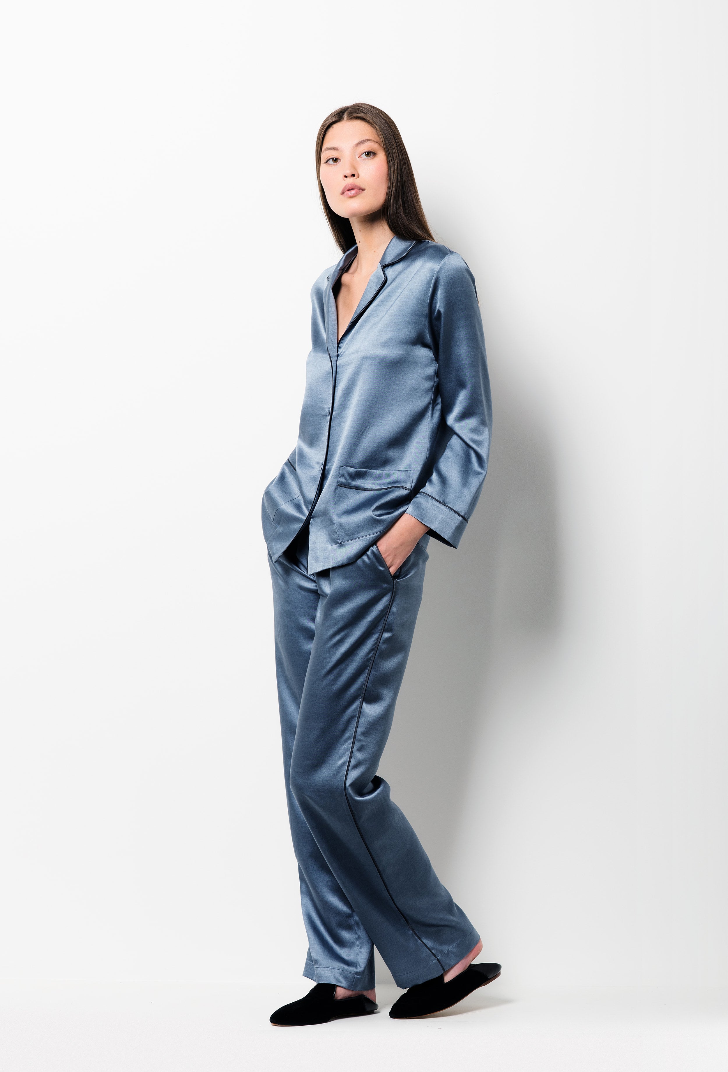 Enjoy the Hiver 2026-27 collection of lingerie couture from the house Carine Gilson with this Pajama Top in Blue stone with contrast Silk