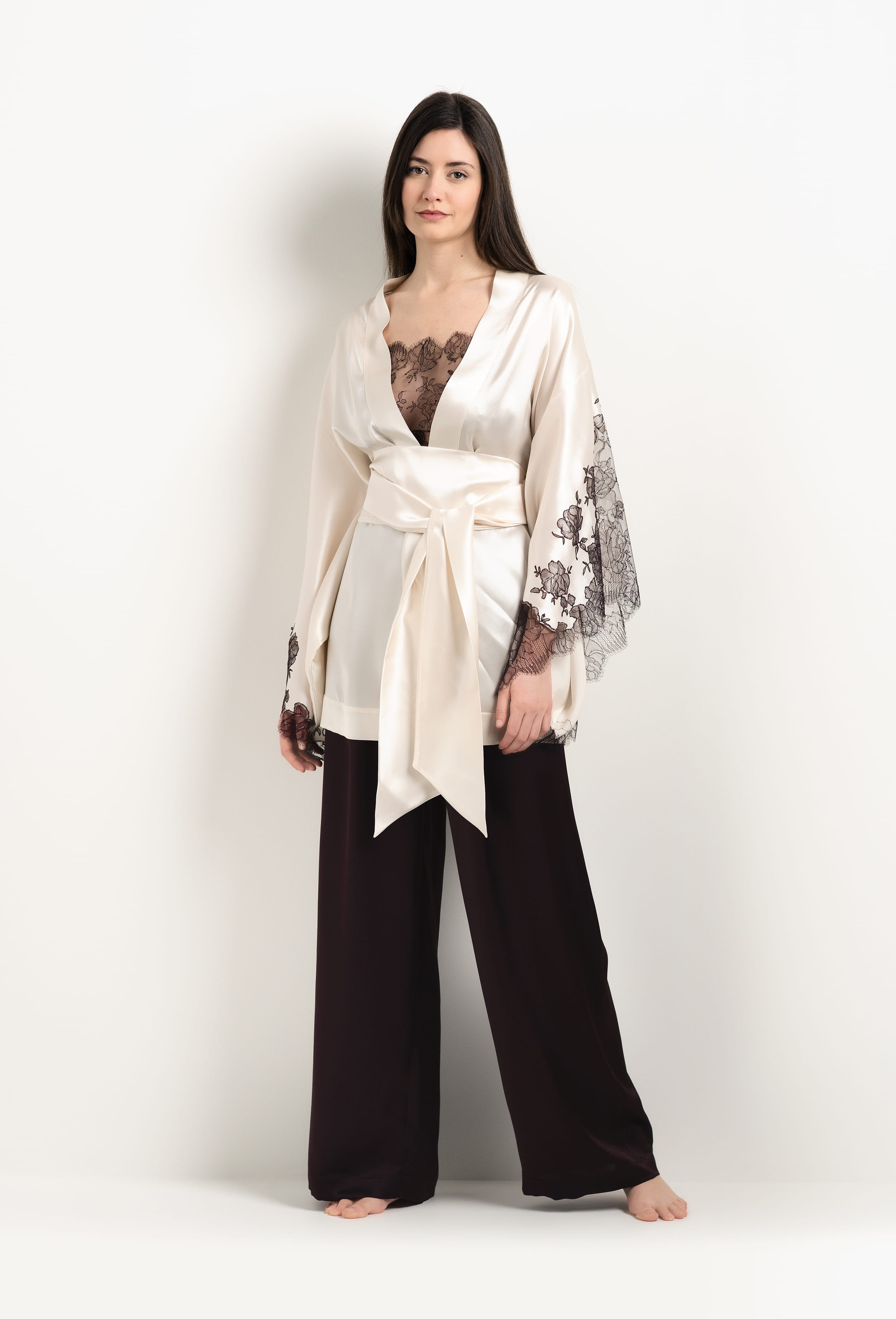 Be seduced by Carine Gilson most beautiful silk lingerie collection with this Short Kimono Butterfly Sleeves in Pearl Silk  with Ebony lace