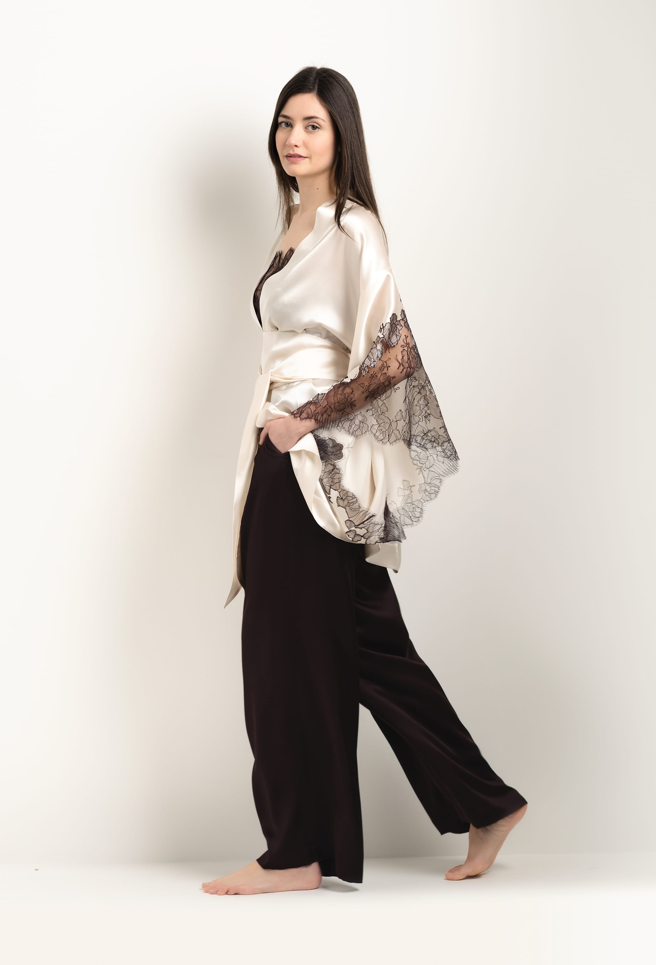 Be seduced by Carine Gilson most beautiful silk lingerie collection with this Short Kimono Butterfly Sleeves in Pearl Silk  with Ebony lace