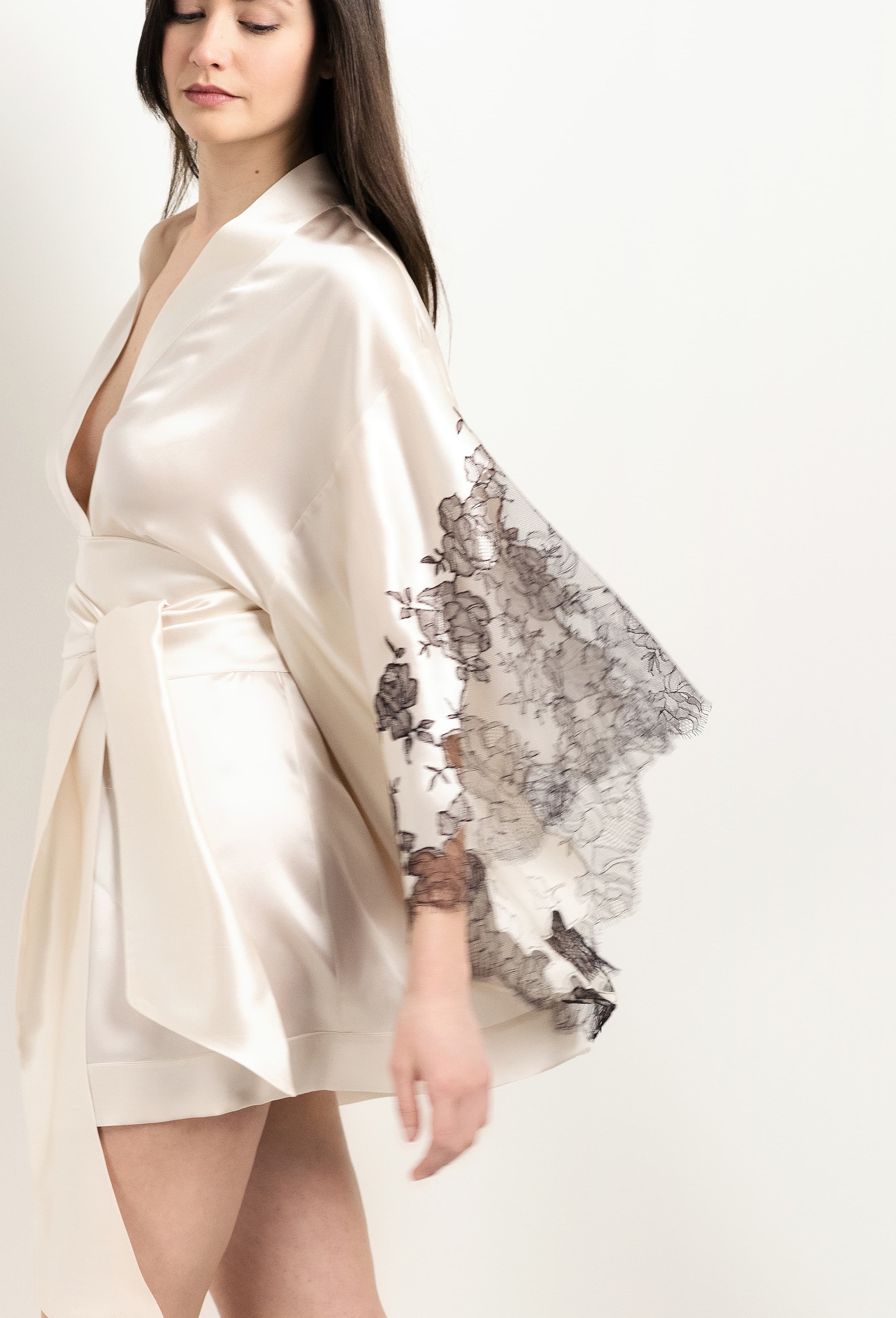 Be seduced by Carine Gilson most beautiful silk lingerie collection with this Short Kimono Butterfly Sleeves in Pearl Silk  with Ebony lace