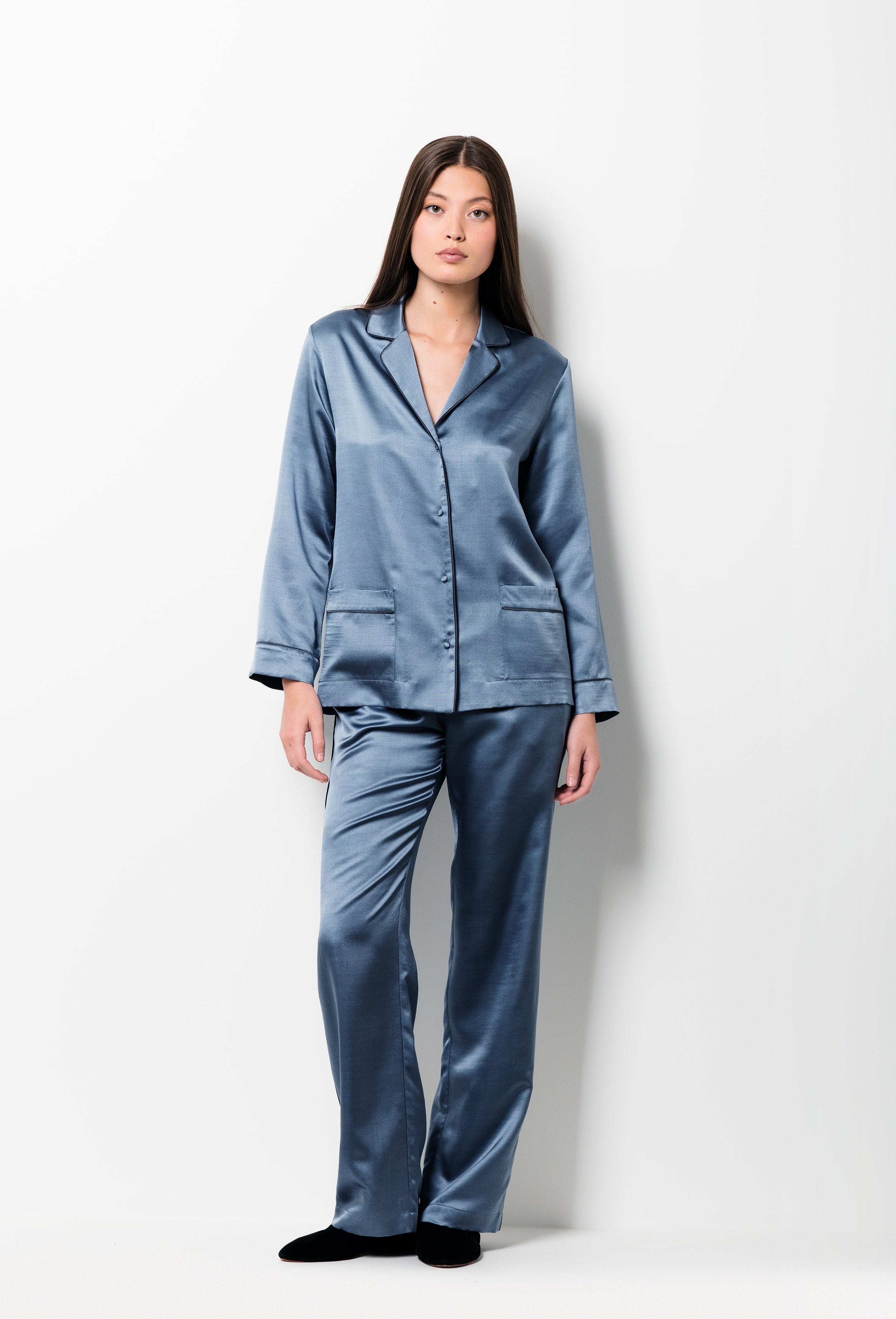 Enjoy the Hiver 2026-27 collection of lingerie couture from the house Carine Gilson with this Pajama Top in Blue stone with contrast Silk