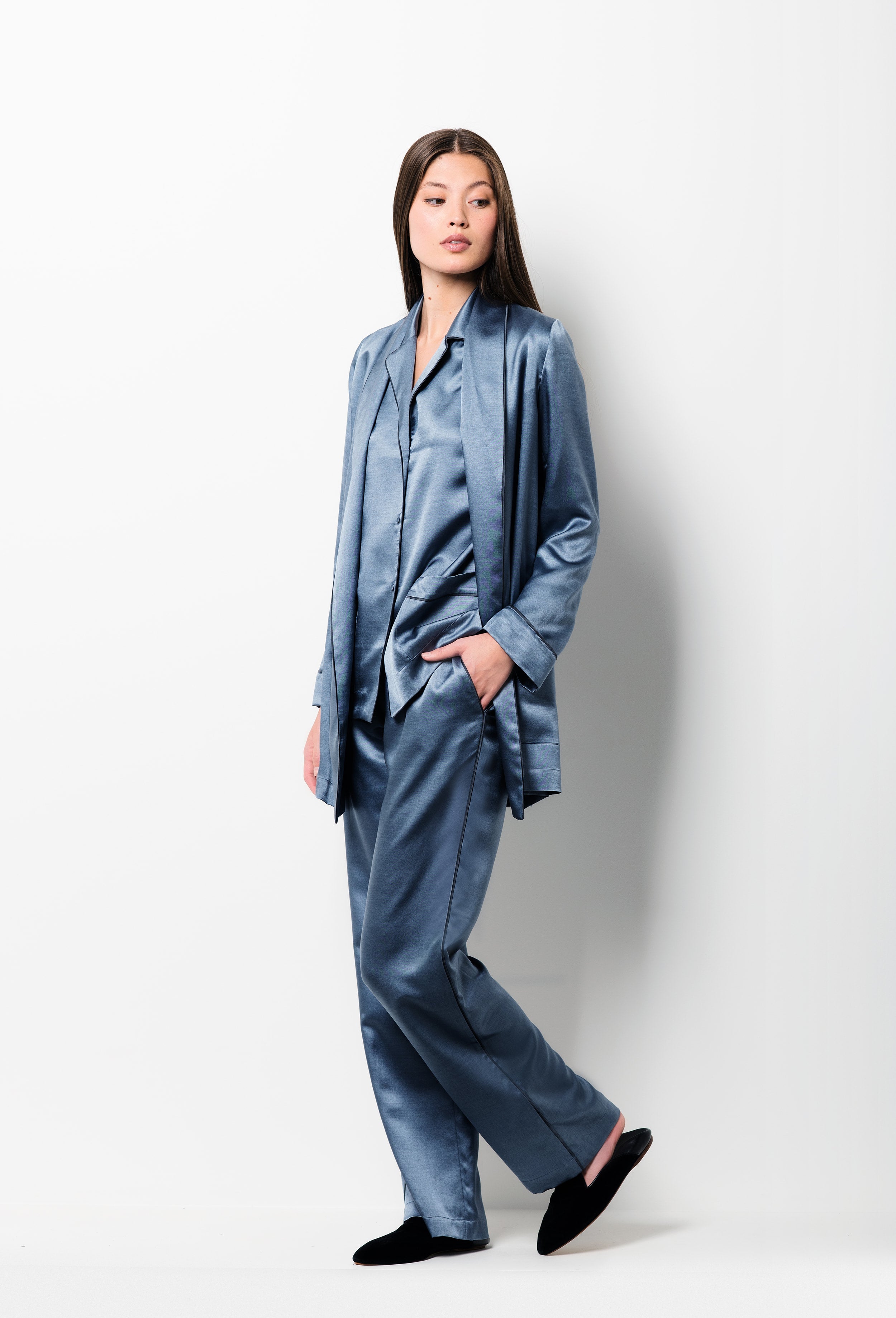 Enter Carine Gilson's world and the most beautiful silk loungewear with the Winter 2026-27 collection with this short robe Satin in blue stone with contrast