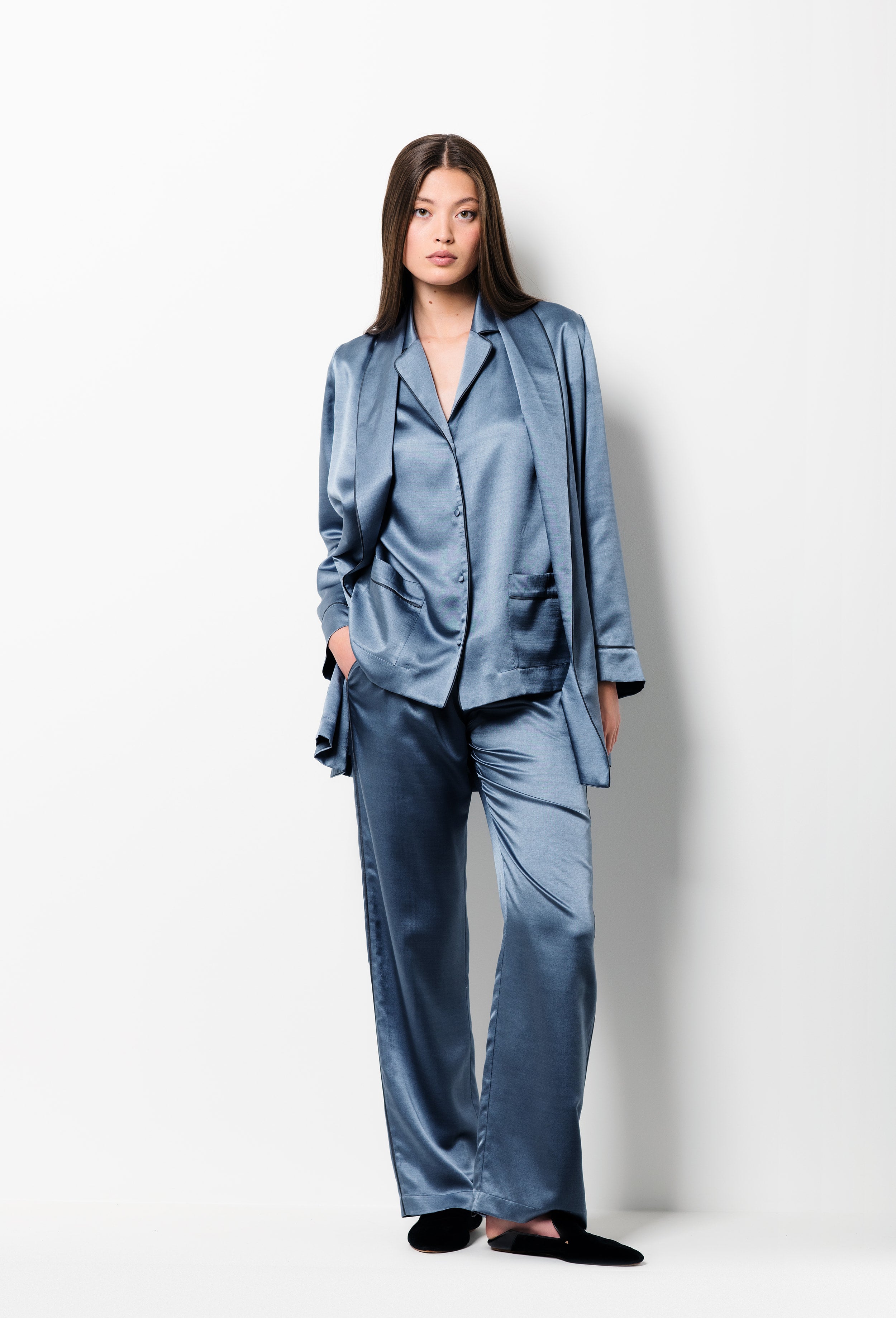 Enter Carine Gilson's world and the most beautiful silk loungewear with the Winter 2026-27 collection with this short robe Satin in blue stone with contrast
