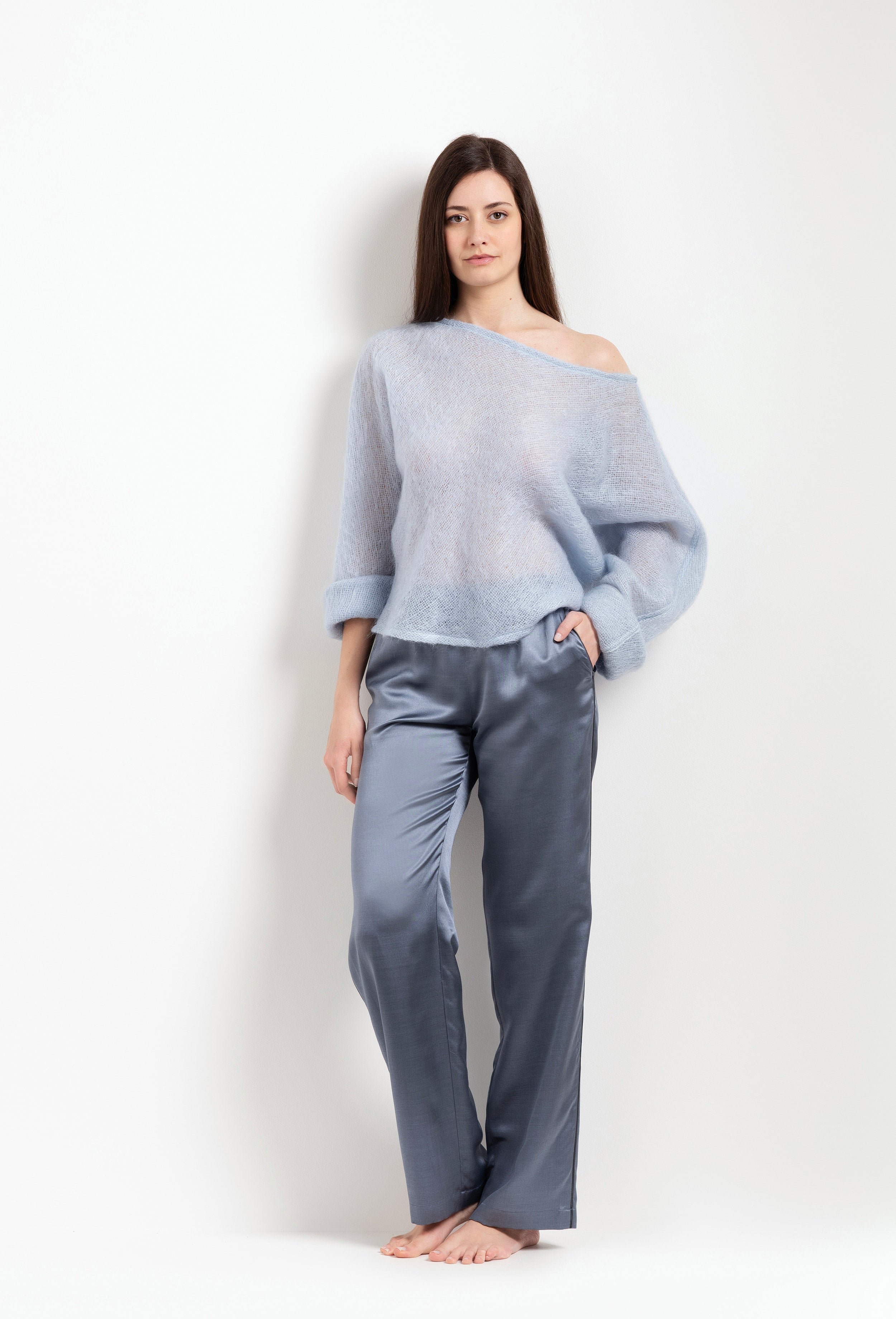 Discover the unique craftmanship of the belgian designer Carine Gilson in her atelier for the Hiver 2026-27 collection with this Oversize jumper in Blue tweed mohair