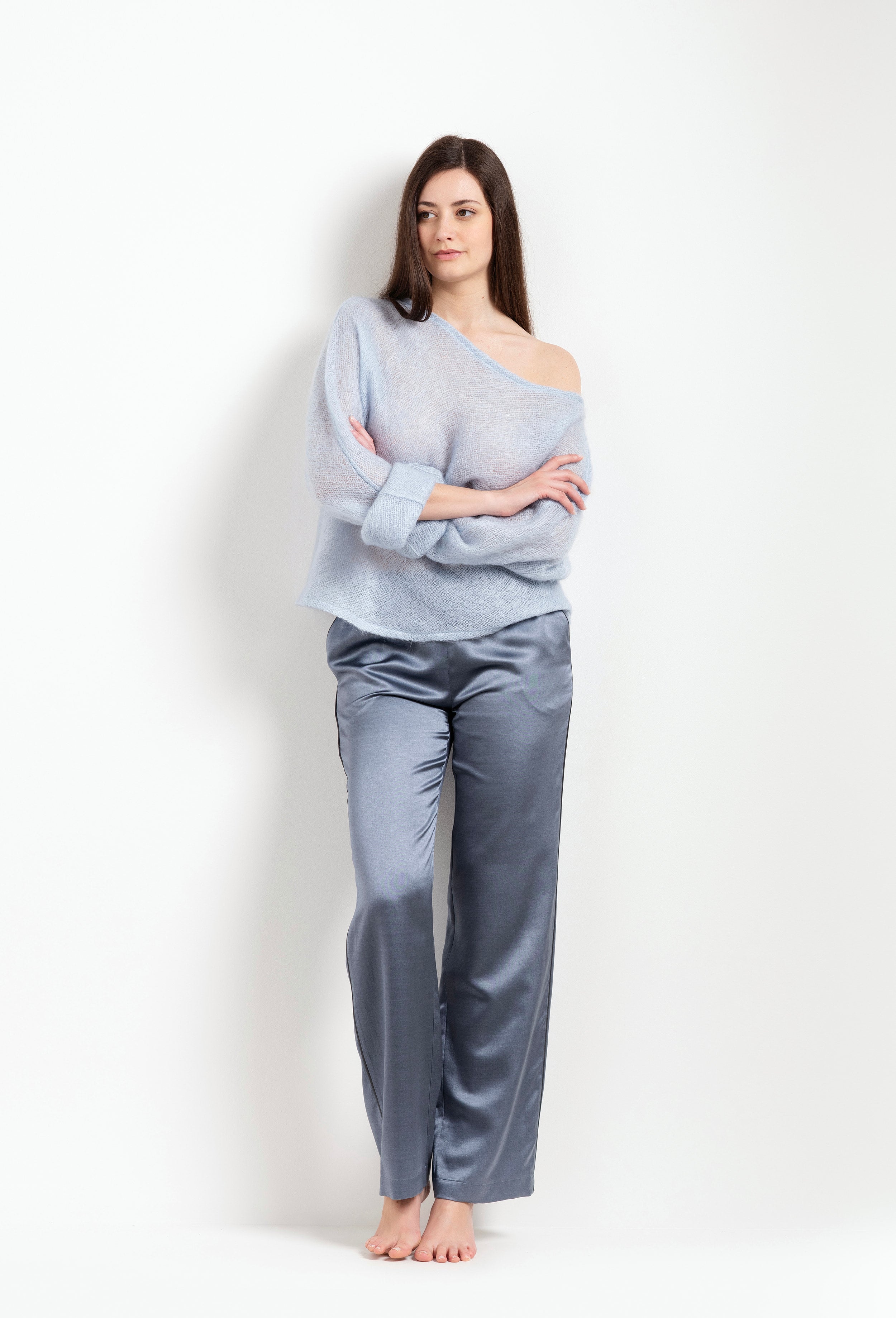 Discover the unique craftmanship of the belgian designer Carine Gilson in her atelier for the Hiver 2026-27 collection with this Oversize jumper in Blue tweed mohair