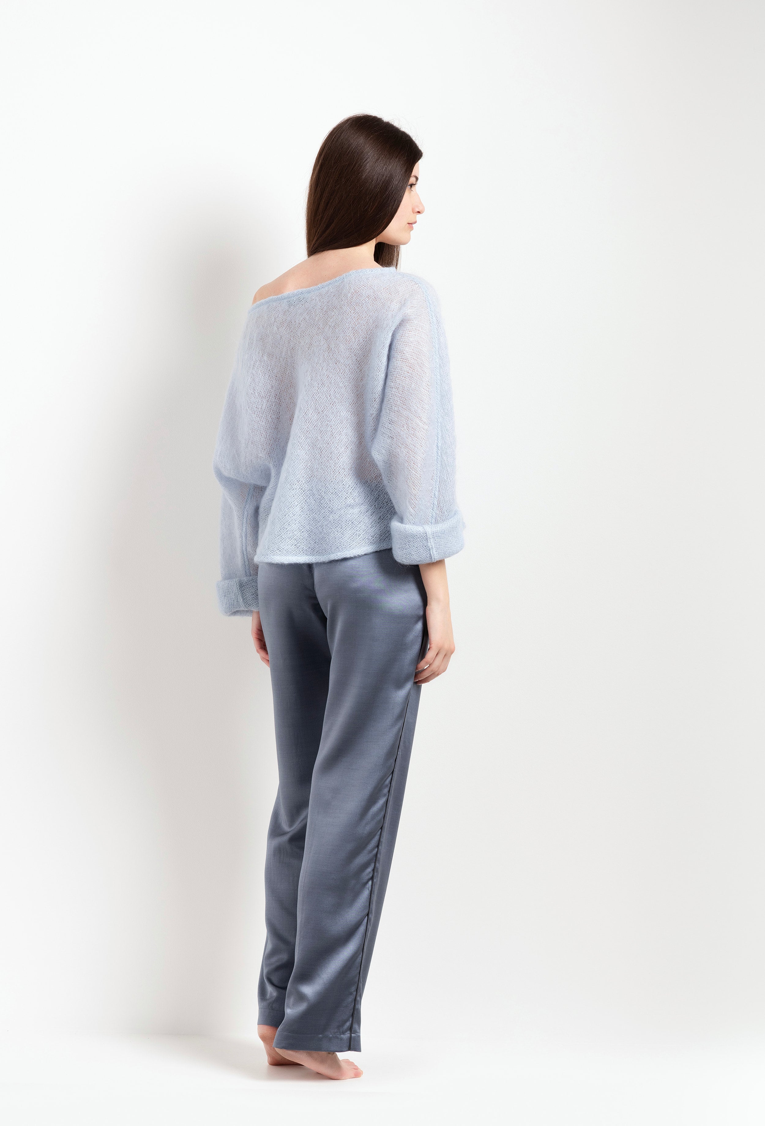 Discover the unique craftmanship of the belgian designer Carine Gilson in her atelier for the Hiver 2026-27 collection with this Oversize jumper in Blue tweed mohair