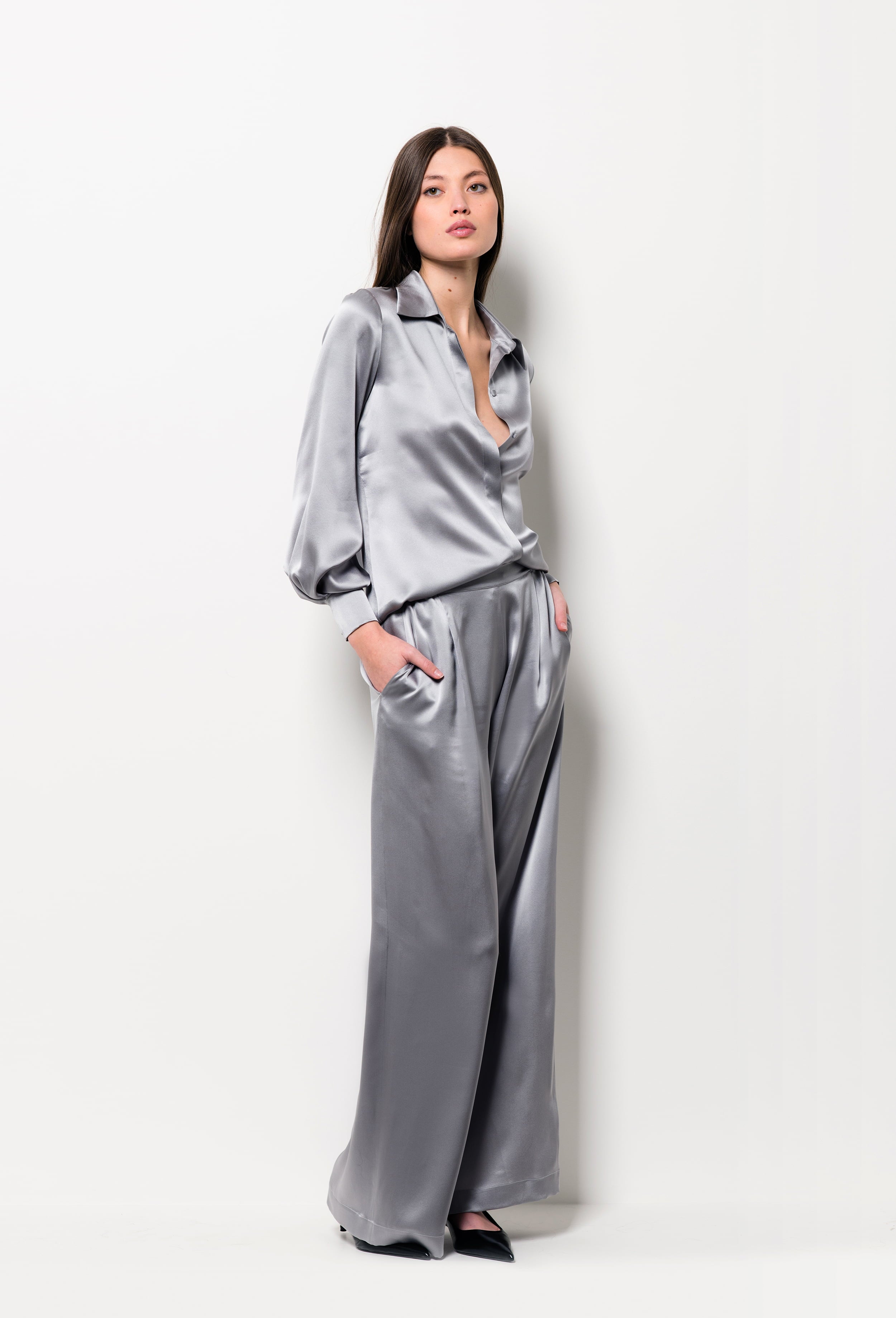 Discover the Hiver 2026-27 collection of lingerie couture from the house Carine Gilson with this Wide Leg Pants in LeadGrey Silk