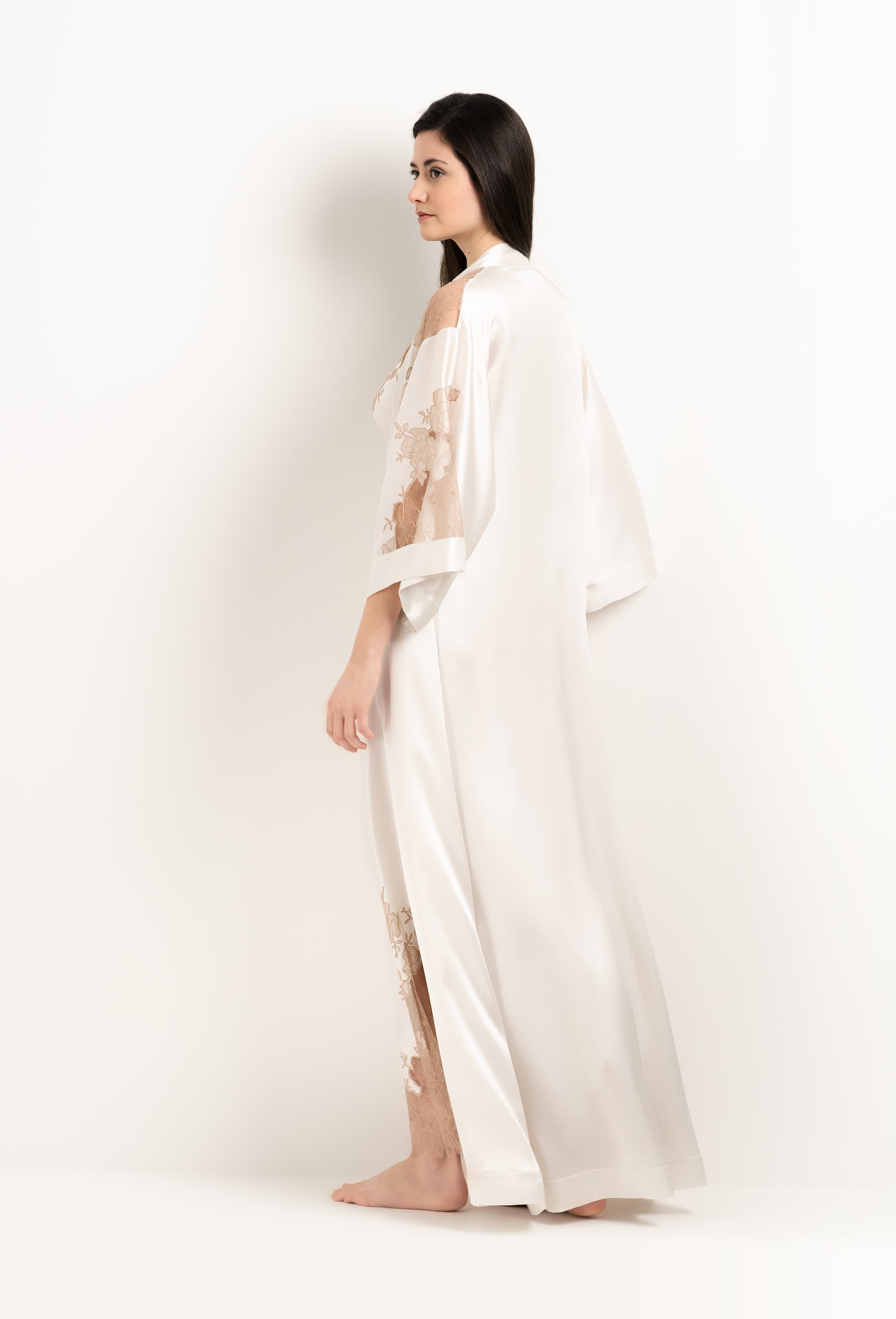 Enjoy the 2025 Winter collection of lingerie couture from the house Carine Gilson with this Long Kimono Classic Sleeves in ivory Silk  with Vison lace