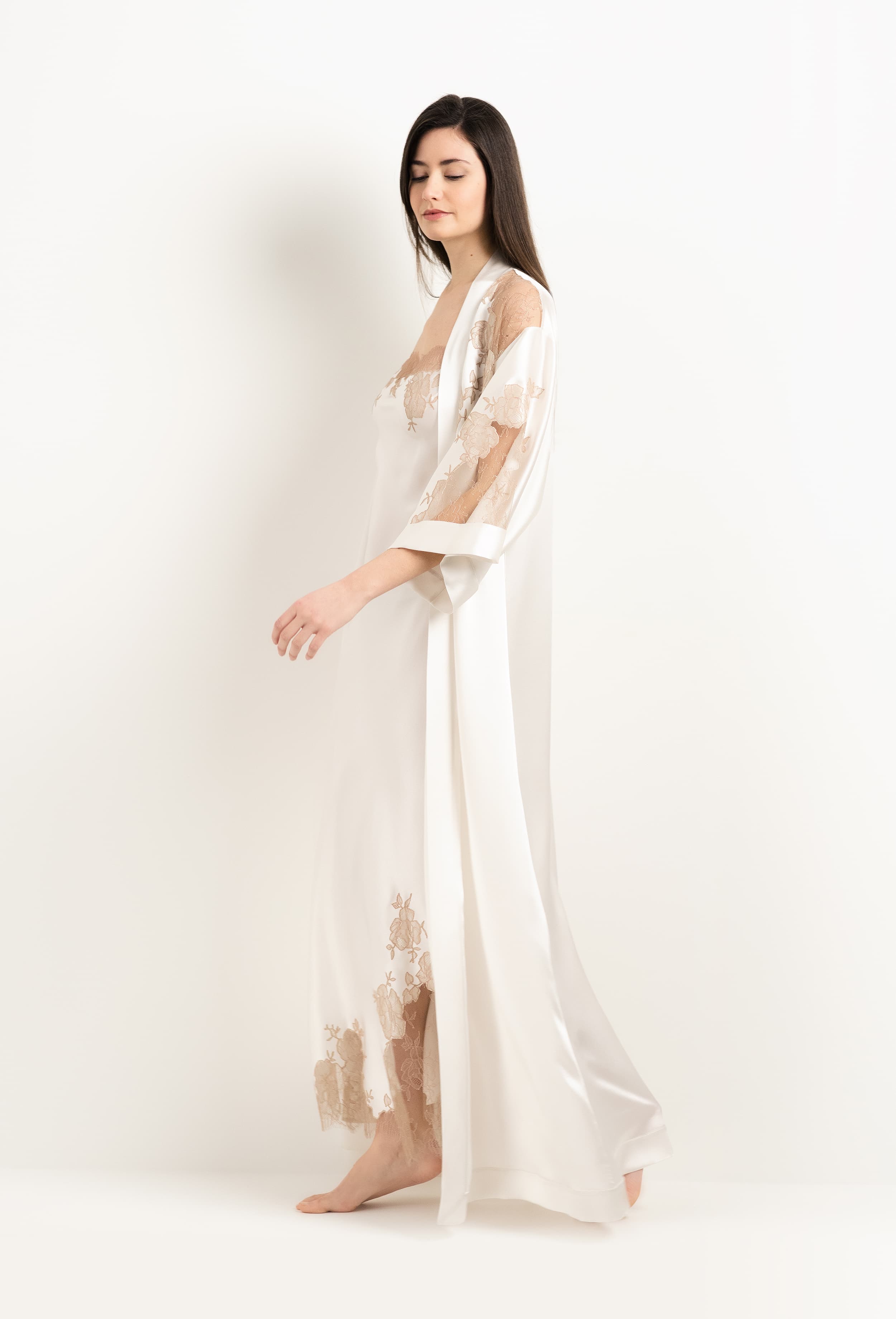Enjoy the 2025 Winter collection of lingerie couture from the house Carine Gilson with this Long Kimono Classic Sleeves in ivory Silk  with Vison lace