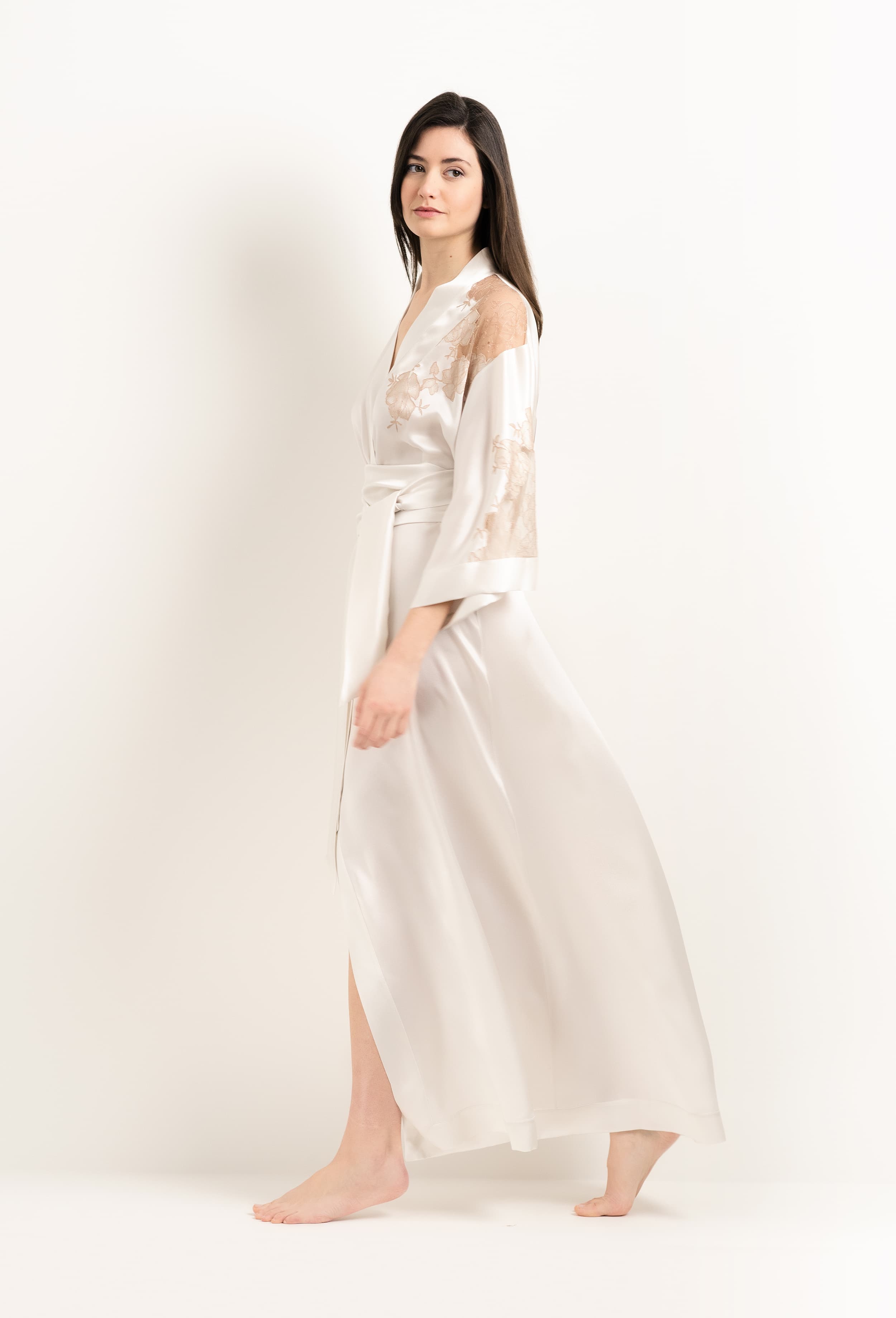 Enjoy the 2025 Winter collection of lingerie couture from the house Carine Gilson with this Long Kimono Classic Sleeves in ivory Silk  with Vison lace