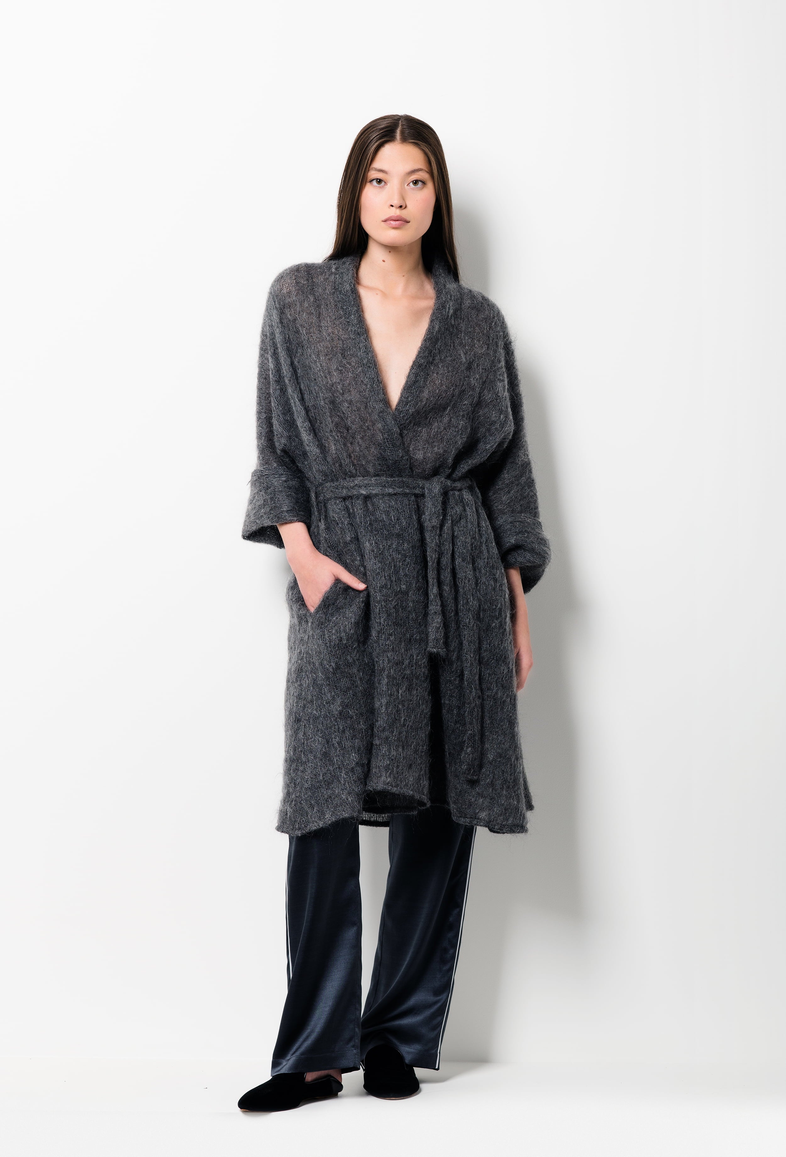 Made of mohair, explore the loungewear collection Winter 2026-27 from the house Carine Gilson with this raglan jacket in stormgrey tweed