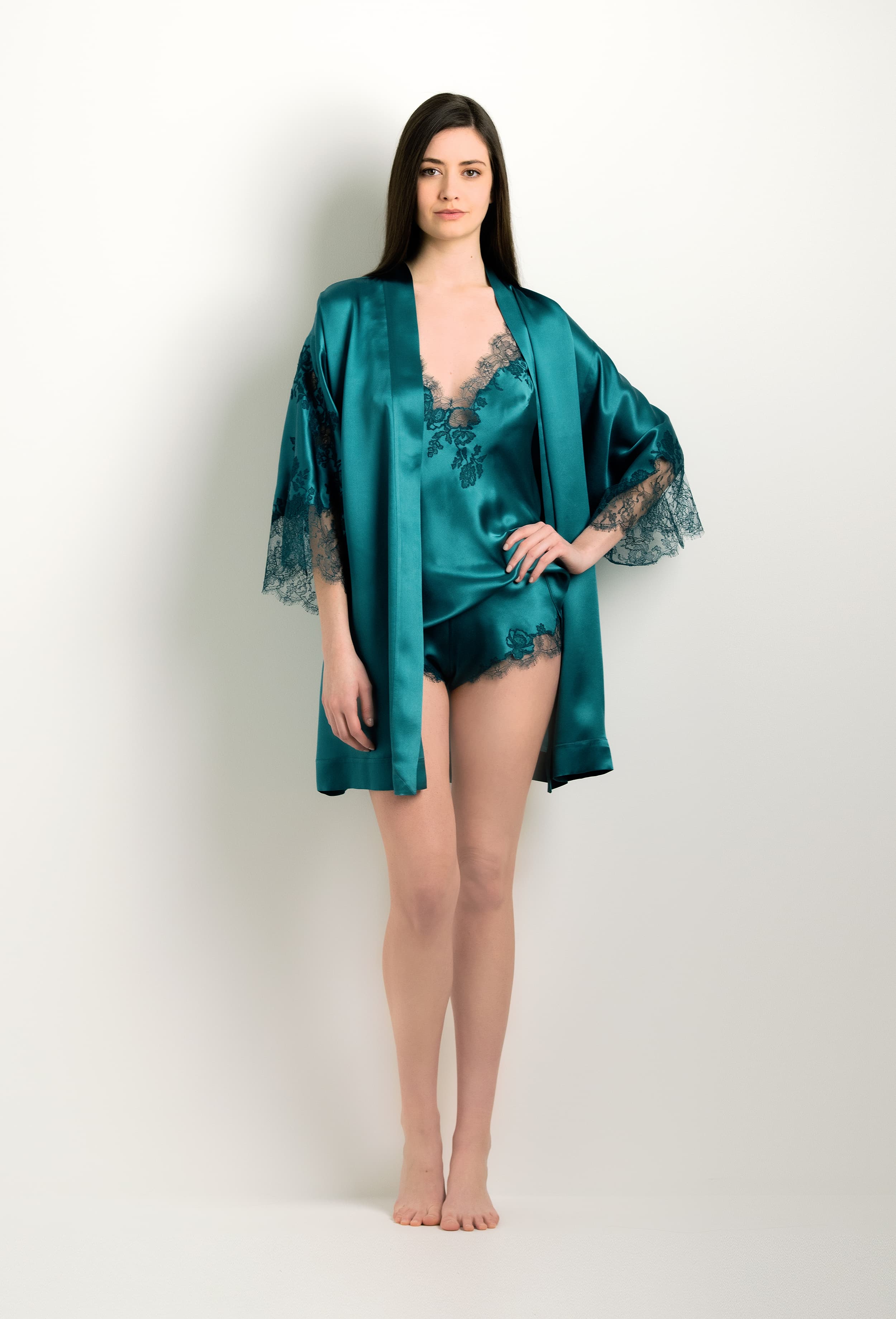 Enjoy the 2024 winter collection of lingerie couture from the house Carine Gilson with this Short Kimono Classic Sleeves in blue Silk with emerald green lace