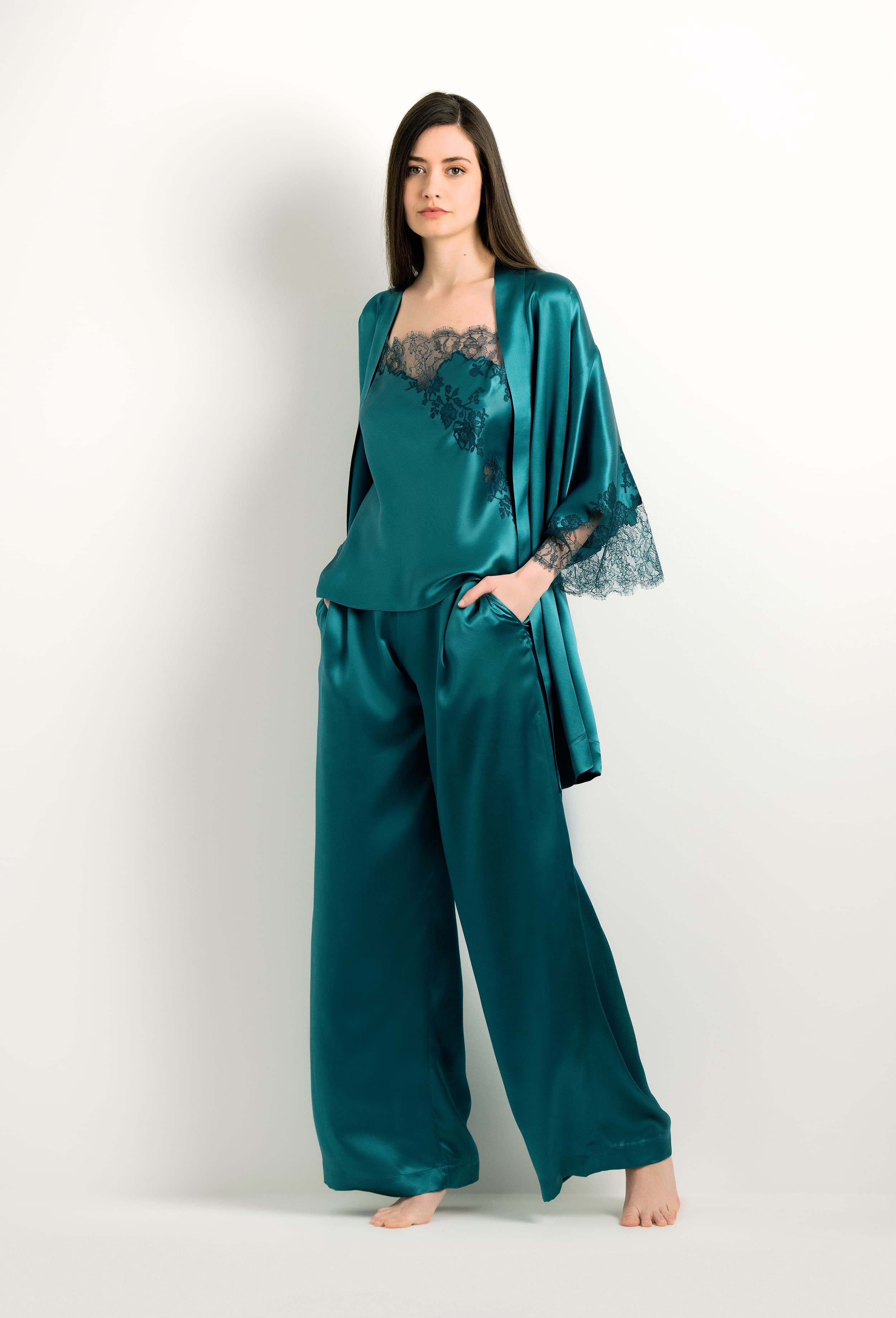 Enjoy the 2024 winter collection of lingerie couture from the house Carine Gilson with this Short Kimono Classic Sleeves in blue Silk with emerald green lace