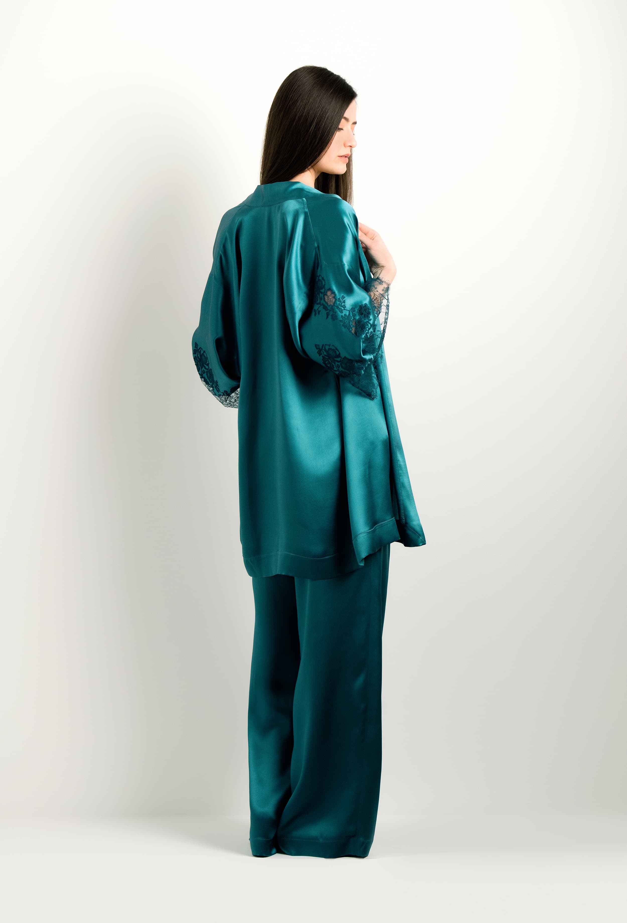 Enjoy the 2024 winter collection of lingerie couture from the house Carine Gilson with this Short Kimono Classic Sleeves in blue Silk with emerald green lace