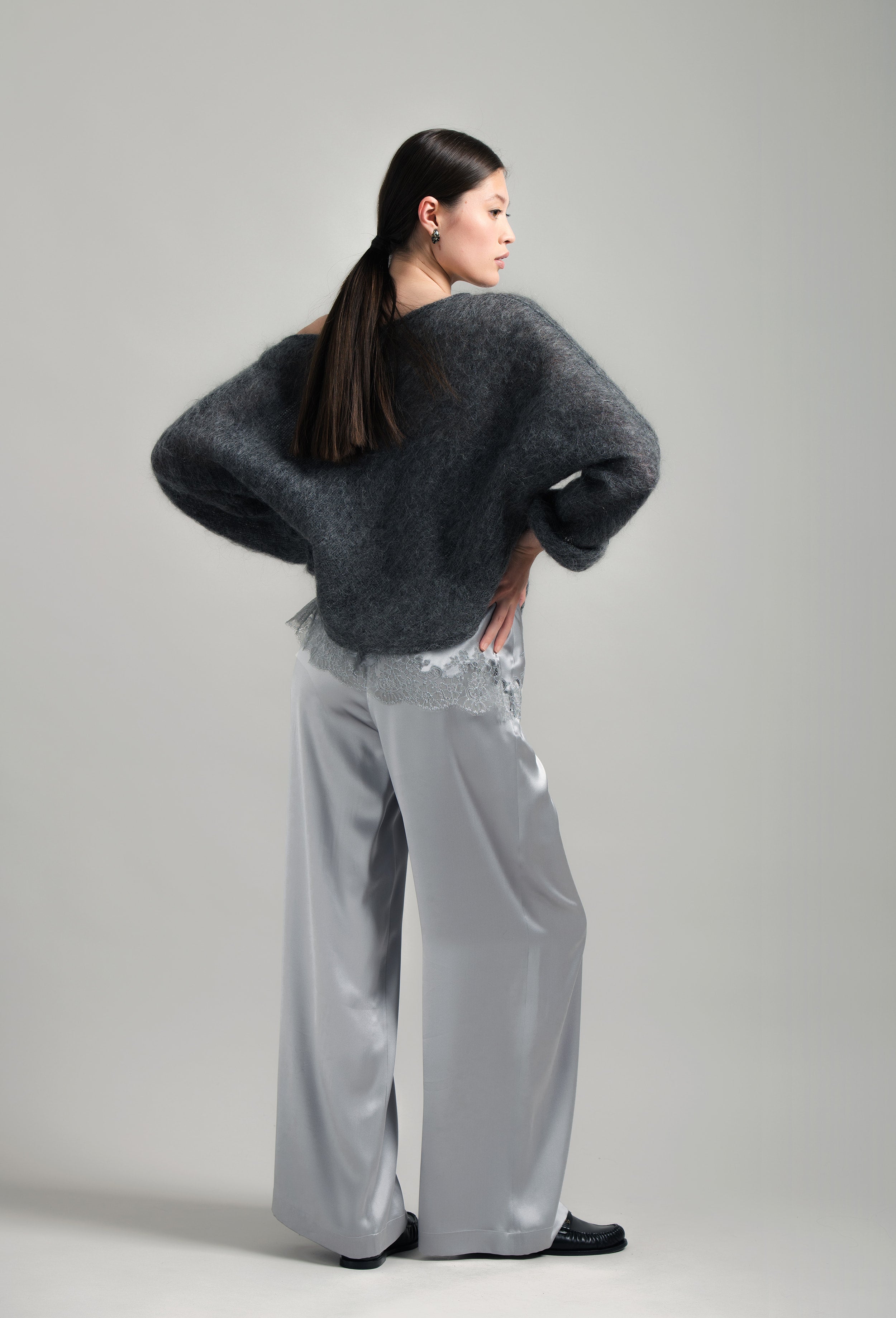 Discover the unique craftmanship of the belgian designer Carine Gilson in her atelier for the Winter 2026-27 collection with this oversize jumper in stormgrey