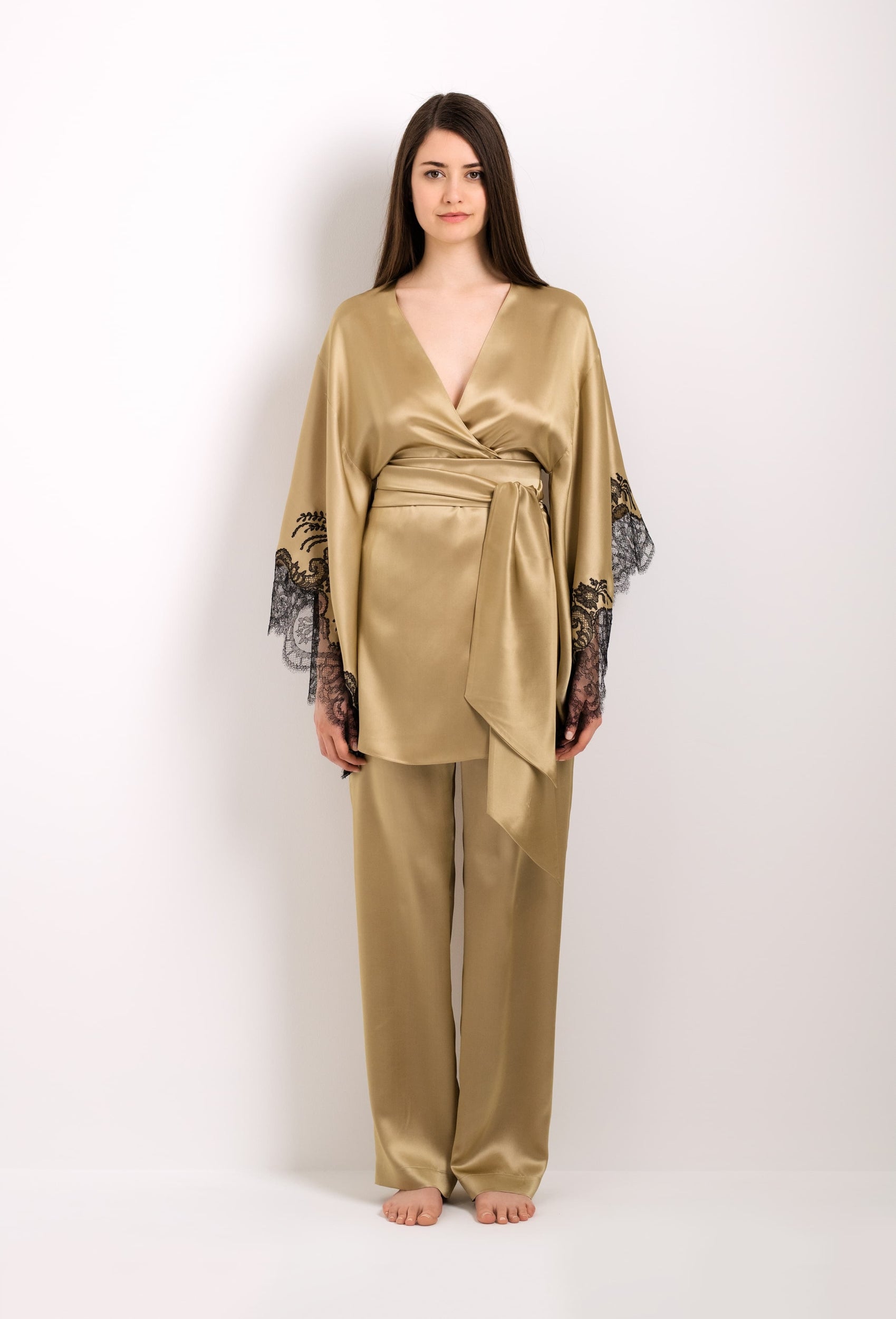 Enter Carine Gilson's world with the Winter 2022-23 collection and this Short Kimono Butterfly Sleeves in gold Silk with Black lace