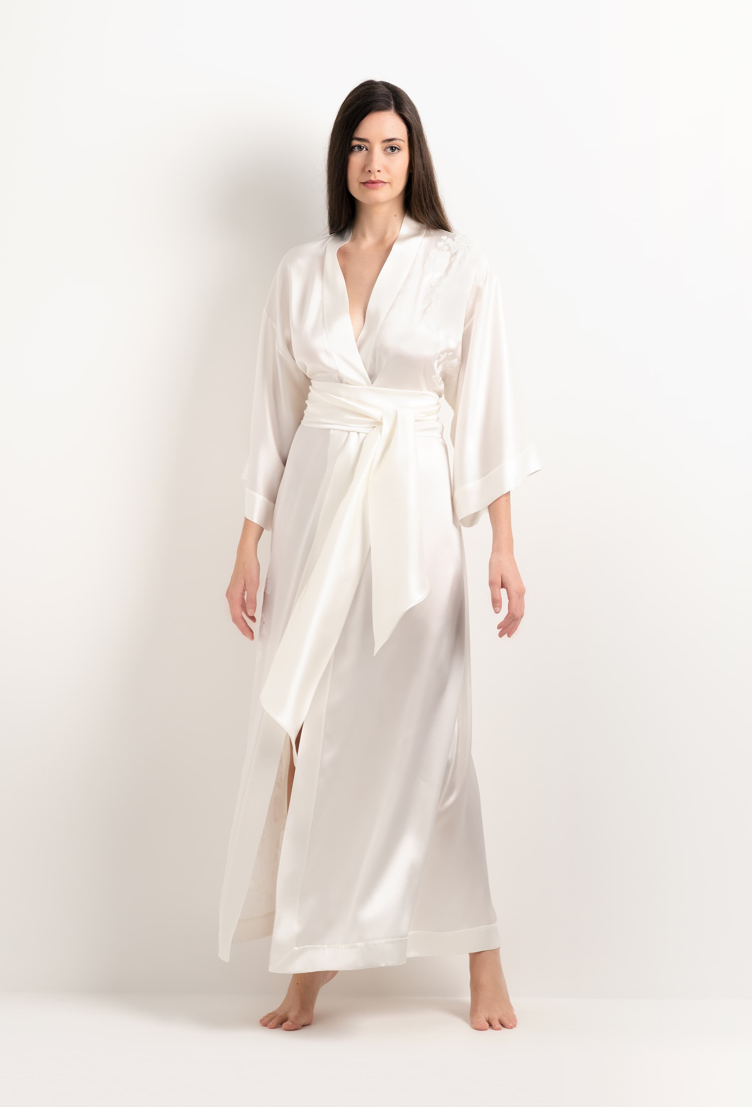 Discover the unique craftmanship of the belgian designer Carine Gilson in her atelier for the 2025 Summer collection with this Long Kimono Classic Sleeves in Natural Silk  with Natural lace