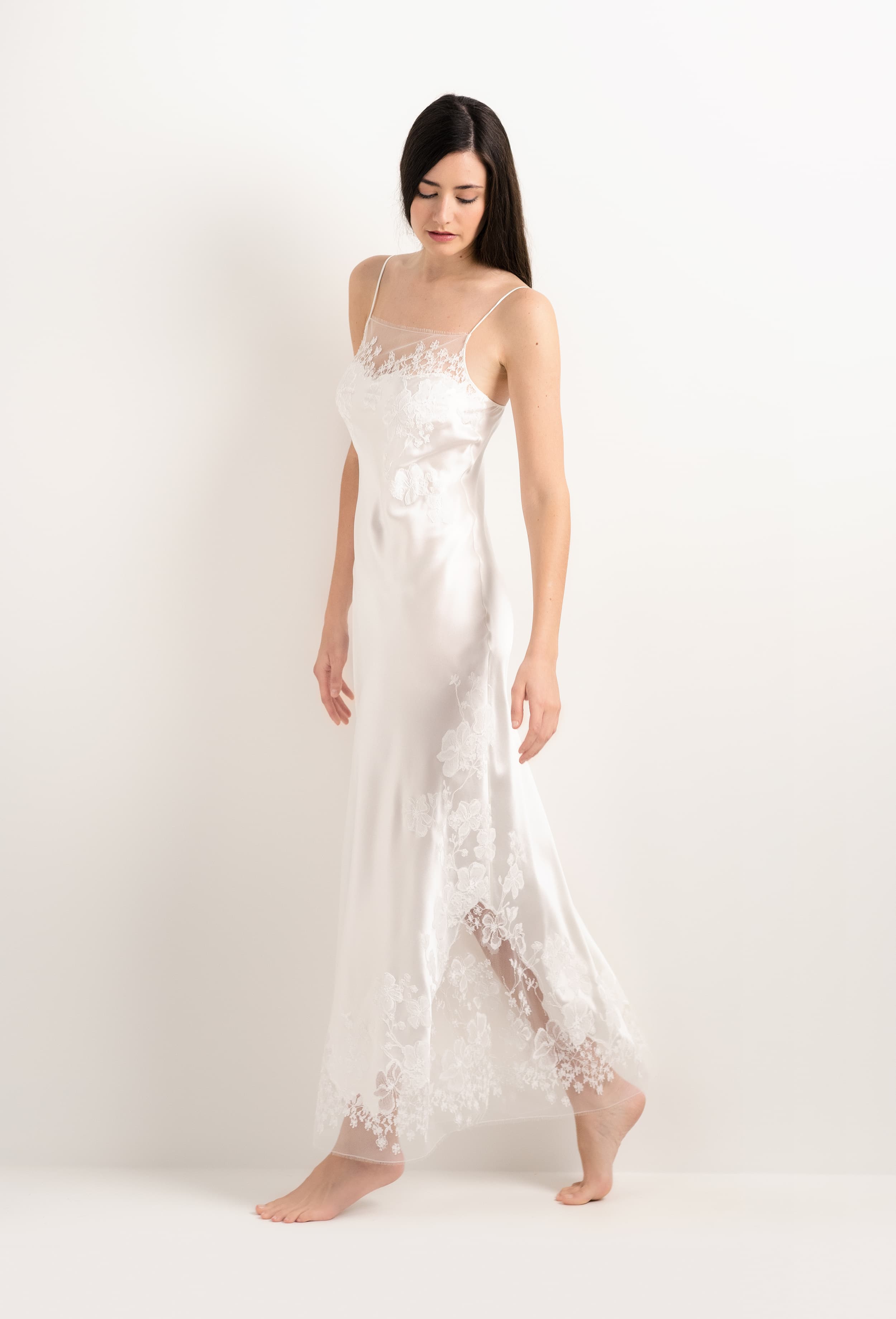 Enter Carine Gilson's world and the most beautiful silk lingerie with the 2025 Summer collection with this Long Gown Straight Neckline in Natural Silk  with Natural lace