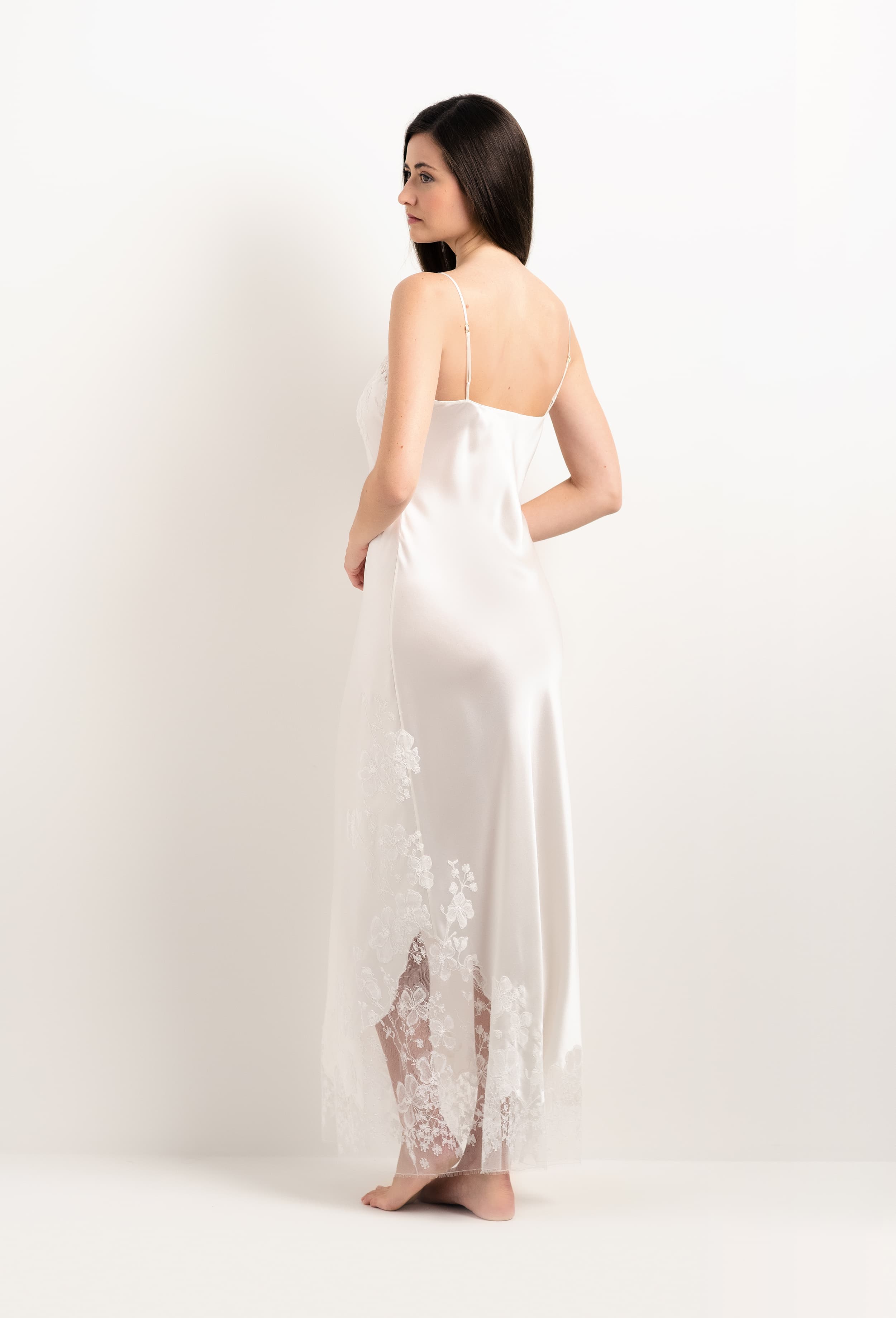 Enter Carine Gilson's world and the most beautiful silk lingerie with the 2025 Summer collection with this Long Gown Straight Neckline in Natural Silk  with Natural lace