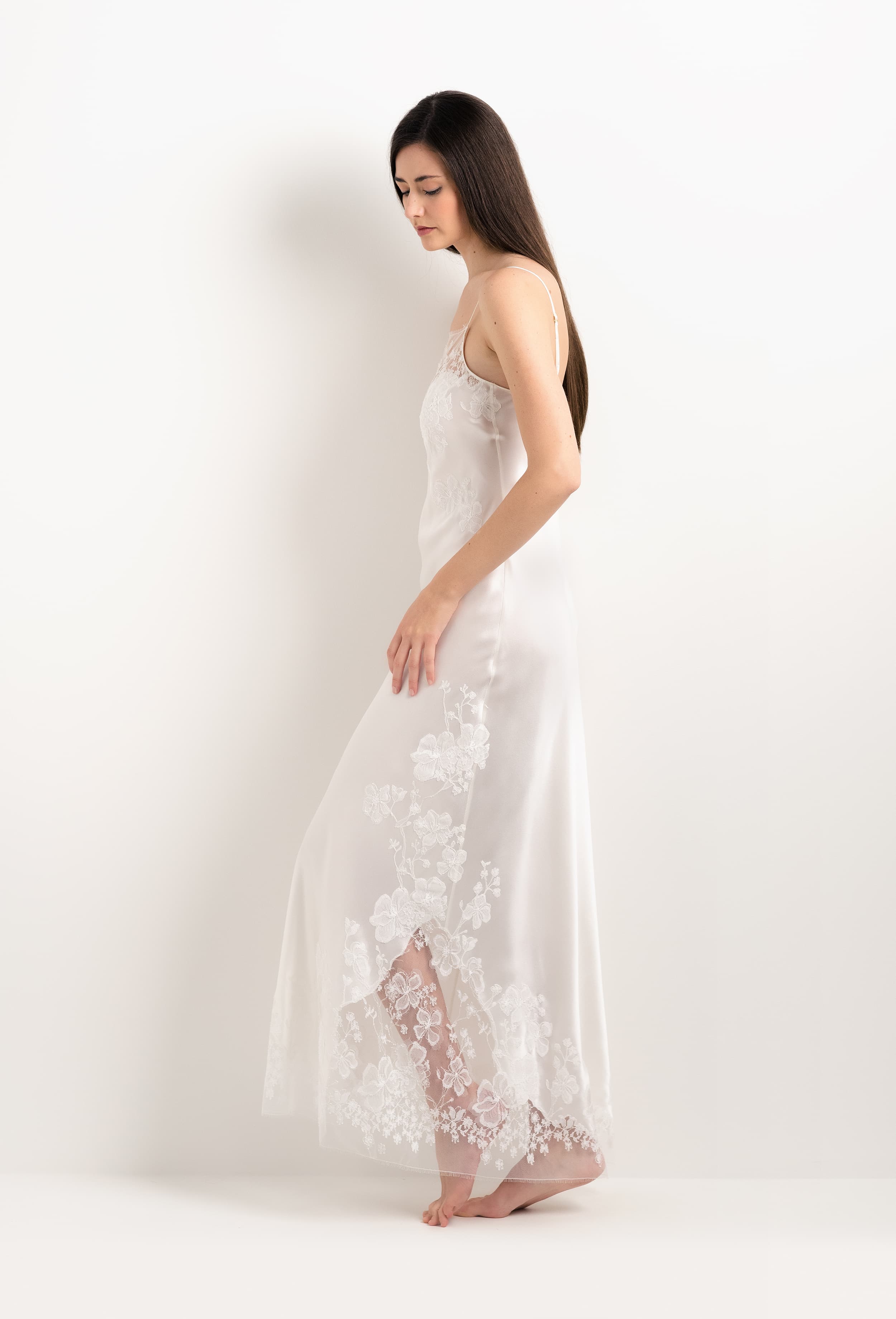 Enter Carine Gilson's world and the most beautiful silk lingerie with the 2025 Summer collection with this Long Gown Straight Neckline in Natural Silk  with Natural lace