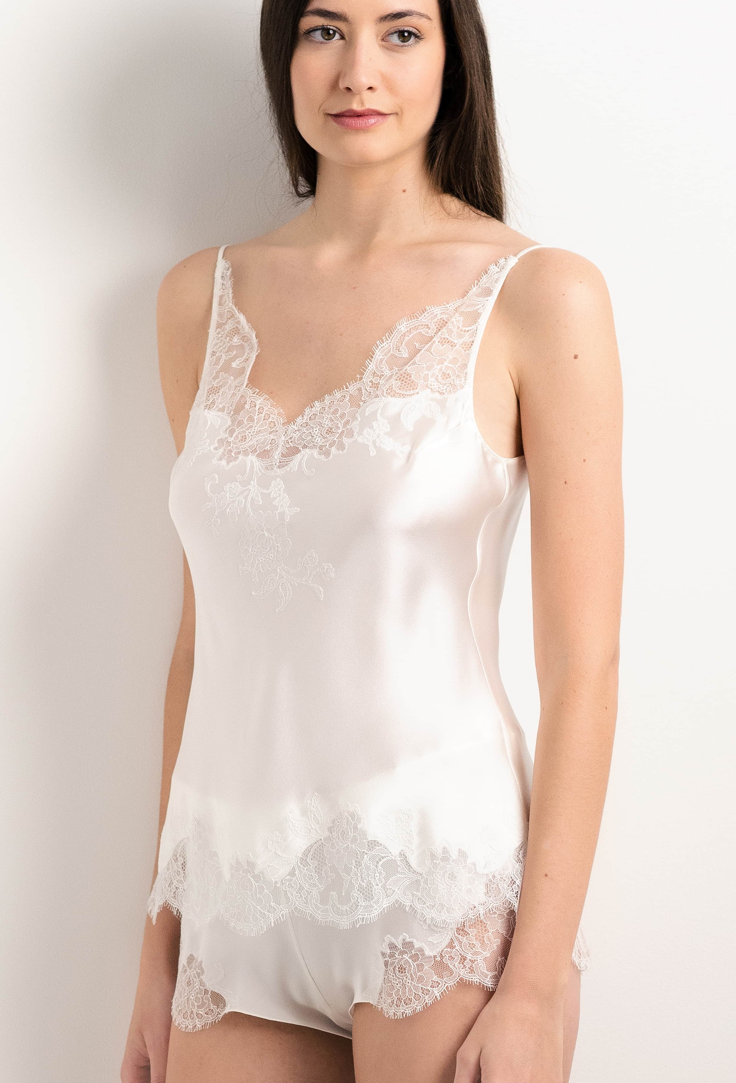 Discover the unique craftmanship of the belgian designer Carine Gilson in her atelier for the 2025 Summer collection with this Camisole V Neckline in Natural Silk  with Natural lace