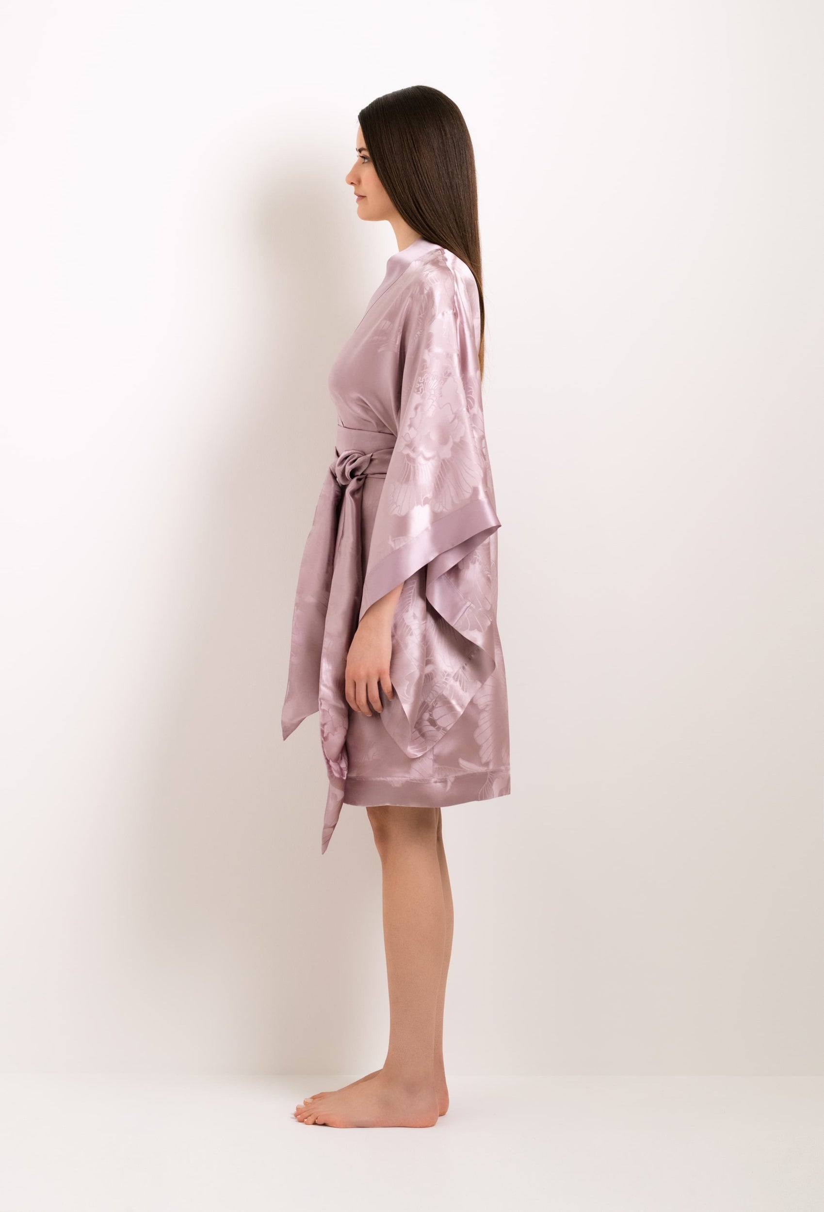 Enter Carine Gilson's world with the Winter 2022-23 collection and this 3/4 Length Kimono Butterfly Sleeves in lilac Silk