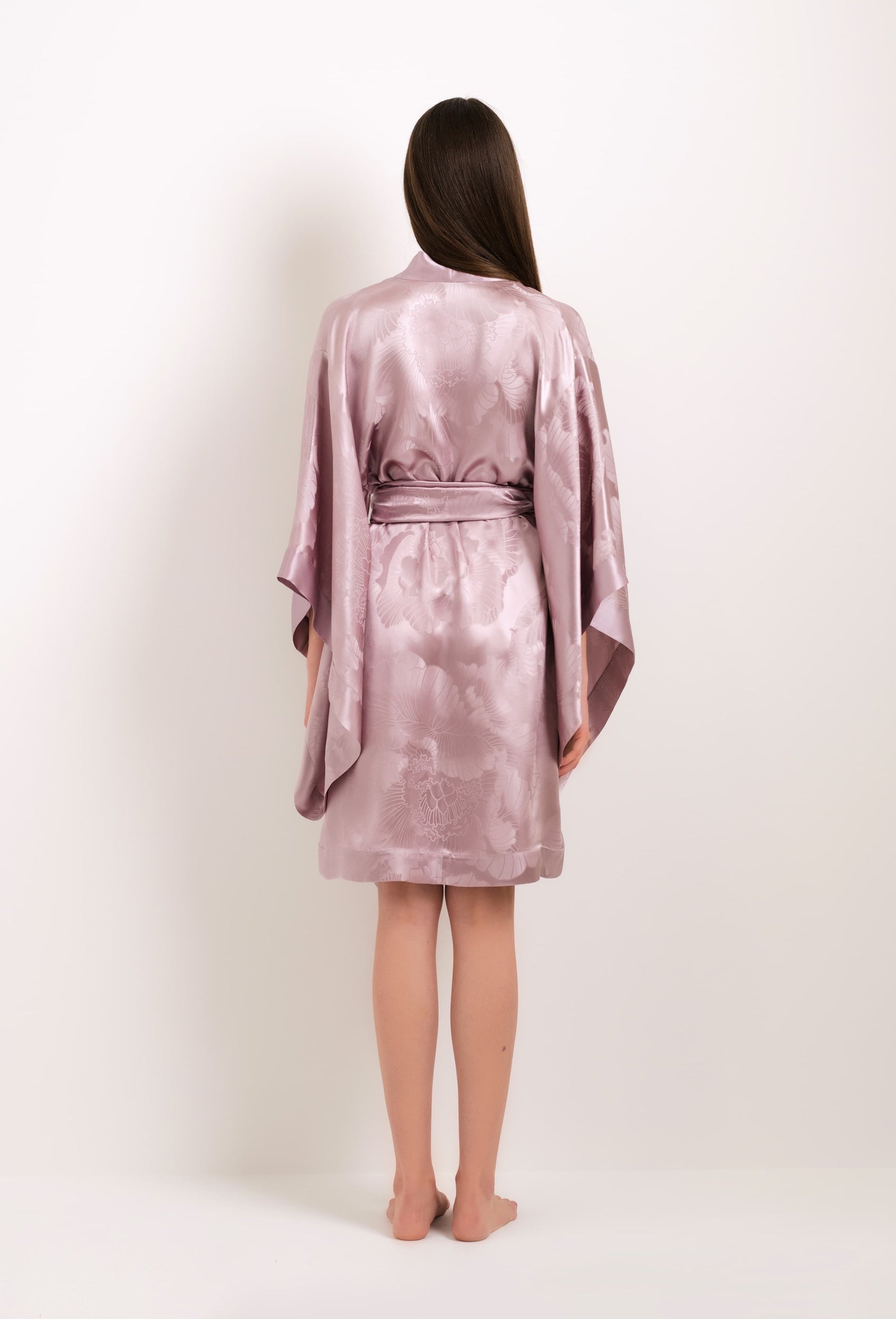 Enter Carine Gilson's world with the Winter 2022-23 collection and this 3/4 Length Kimono Butterfly Sleeves in lilac Silk