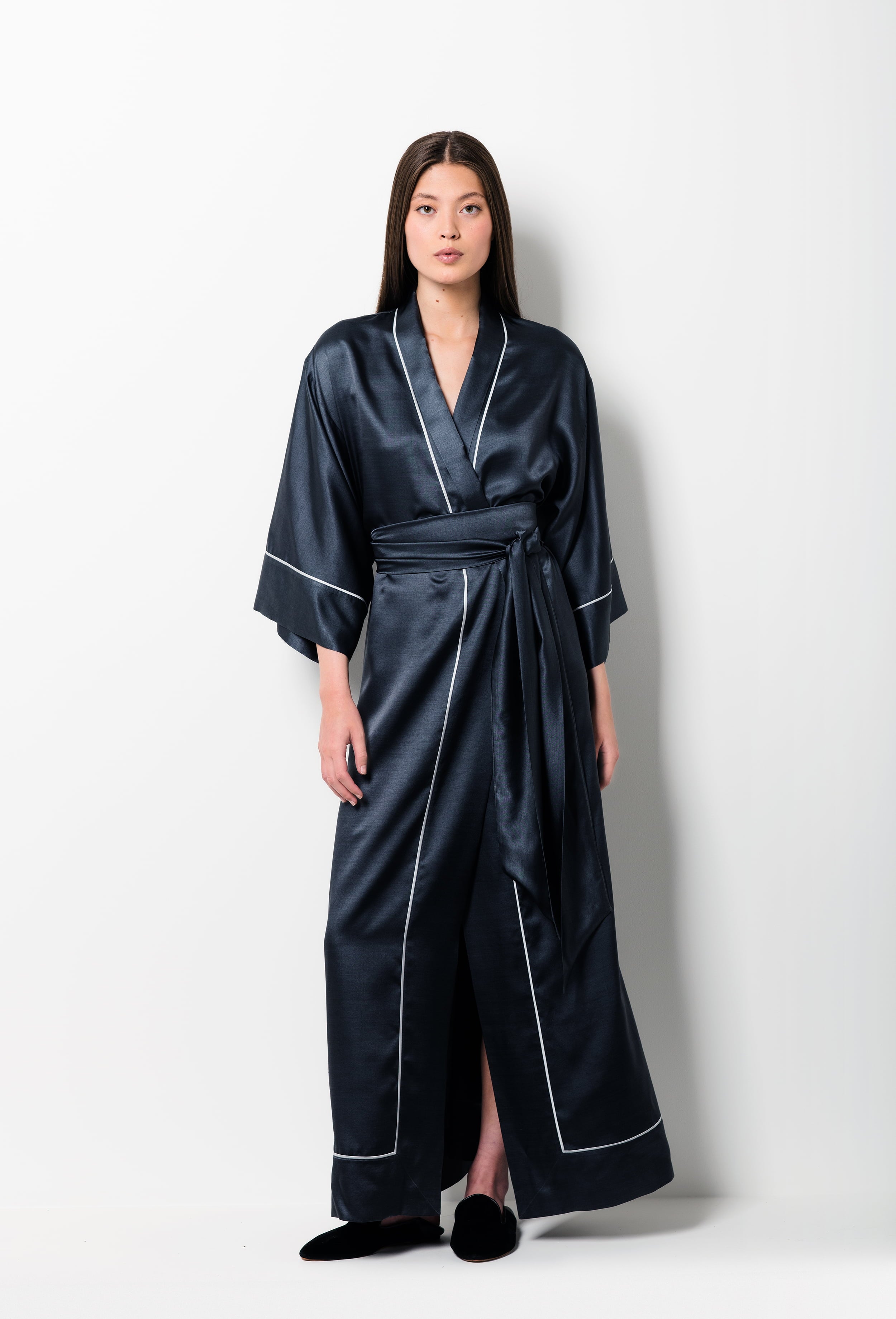 Enter Carine Gilson's world and the most beautiful silk lingerie with the Winter 2026-27 collection with this Long Kimono Classic Sleeves Large Collar in DarkGrey with contrast Silk 