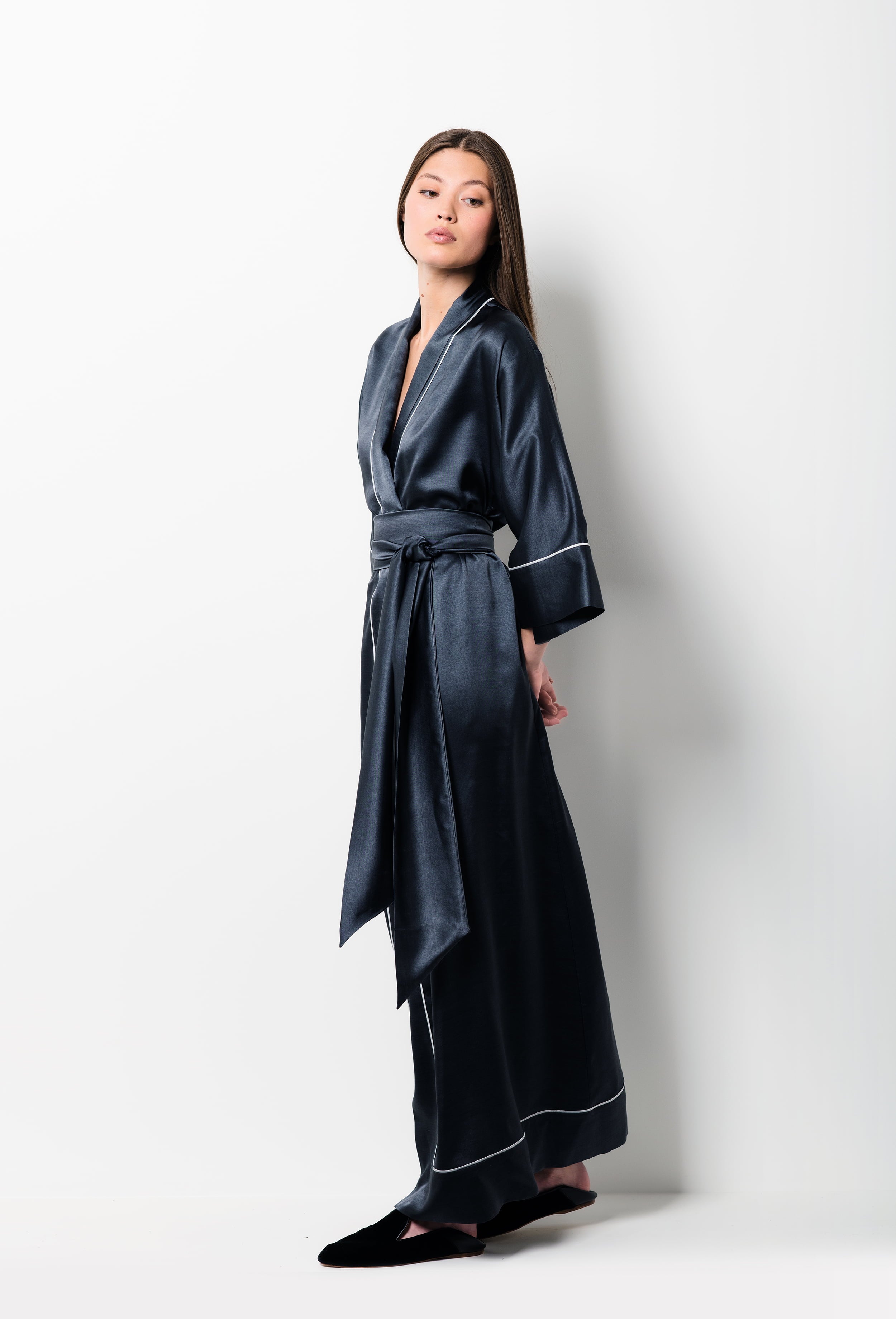 Enter Carine Gilson's world and the most beautiful silk lingerie with the Winter 2026-27 collection with this Long Kimono Classic Sleeves Large Collar in DarkGrey with contrast Silk 