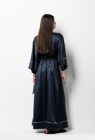 Enter Carine Gilson's world and the most beautiful silk lingerie with the Winter 2026-27 collection with this Long Kimono Classic Sleeves Large Collar in DarkGrey with contrast Silk 